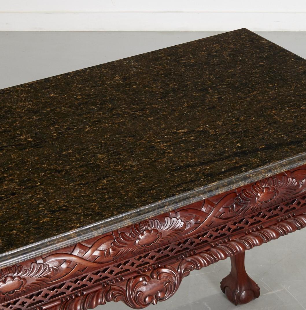 Menuiserie Table console en acajou de style Chippendale du 20e siècle avec plateau en marbre vert  en vente