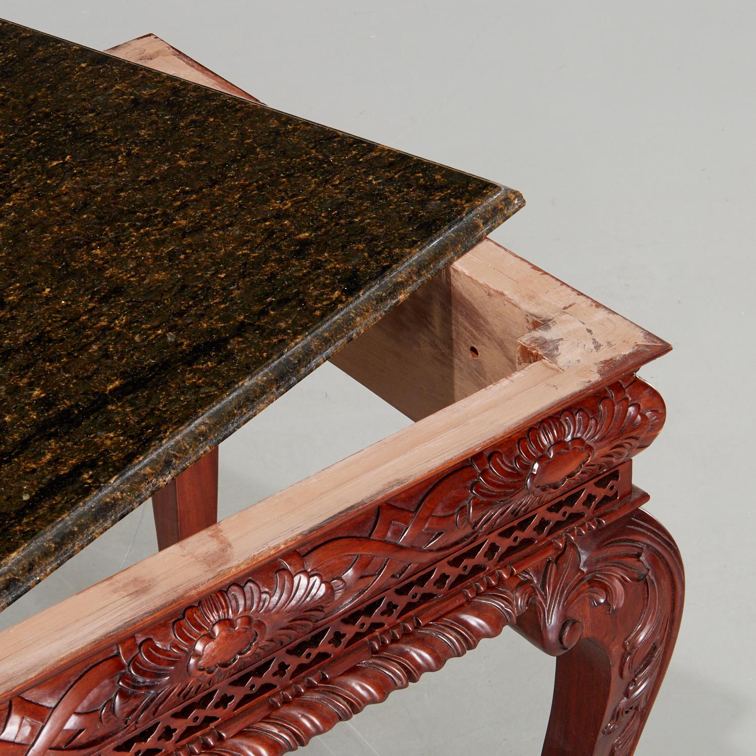 Milieu du XXe siècle Table console en acajou de style Chippendale du 20e siècle avec plateau en marbre vert  en vente