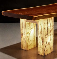 20. Jahrhundert. Christopher Guy,  Individueller Esstisch aus hawaiianischem Koa-Holz und beleuchtetem Onyx