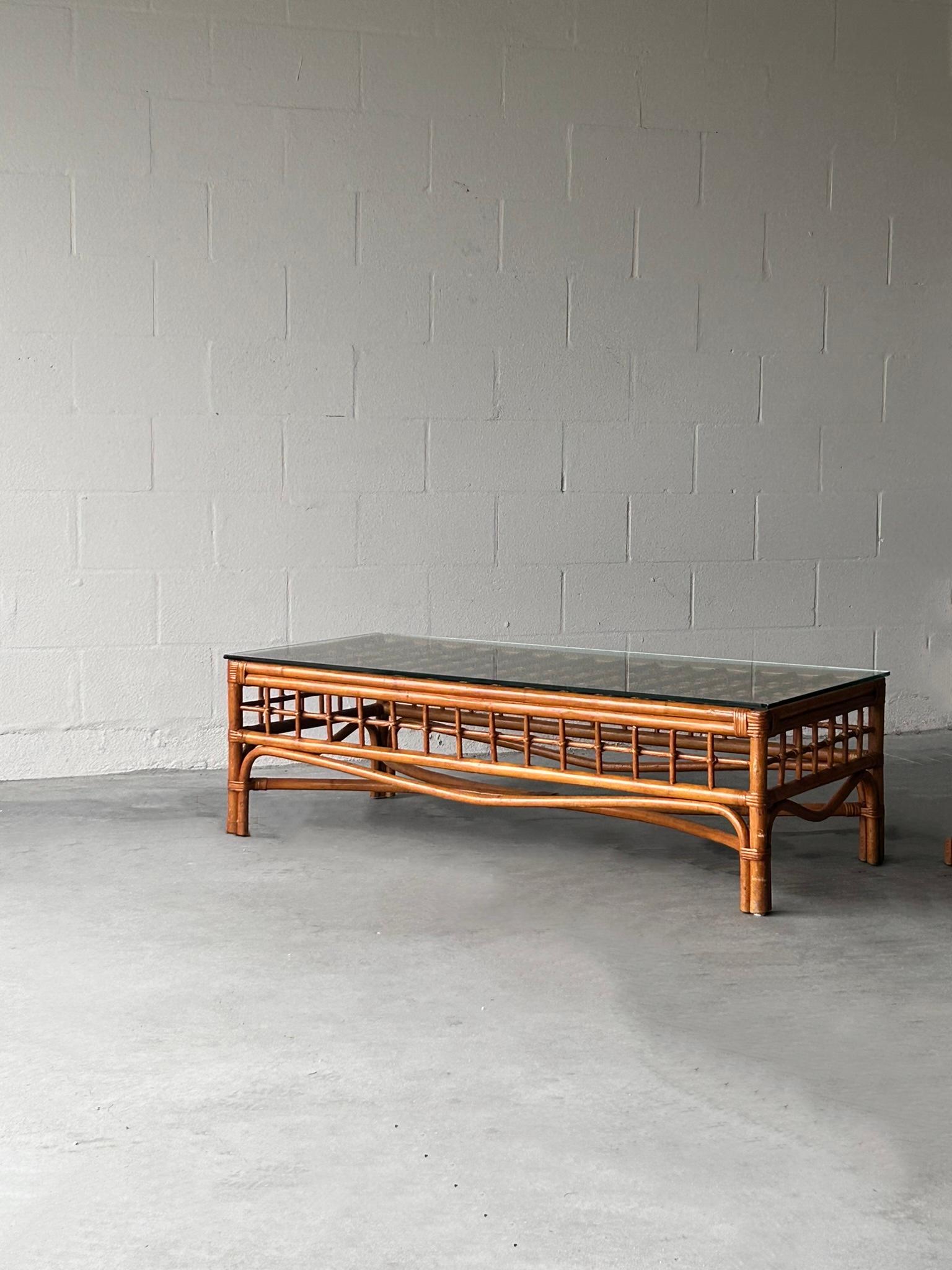 Postmoderne Table basse en bambou tressé à profil bas en vente