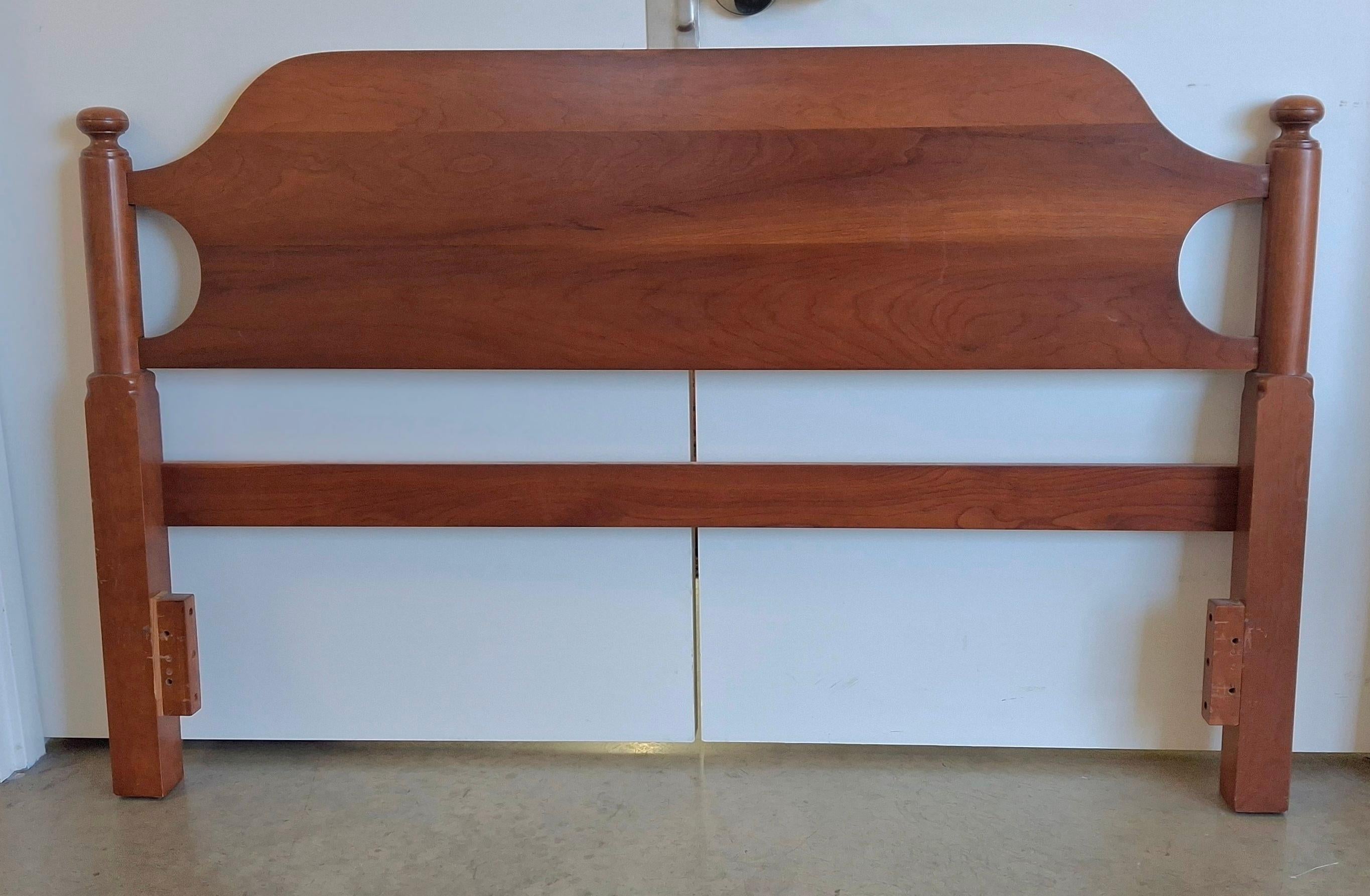 20th Century Cohaset Colonial Gederal Style Cherry Full Side Headboard by Hagerty, in great vintage condition.
MEASUREMENTS: 59.5″ wide x 3