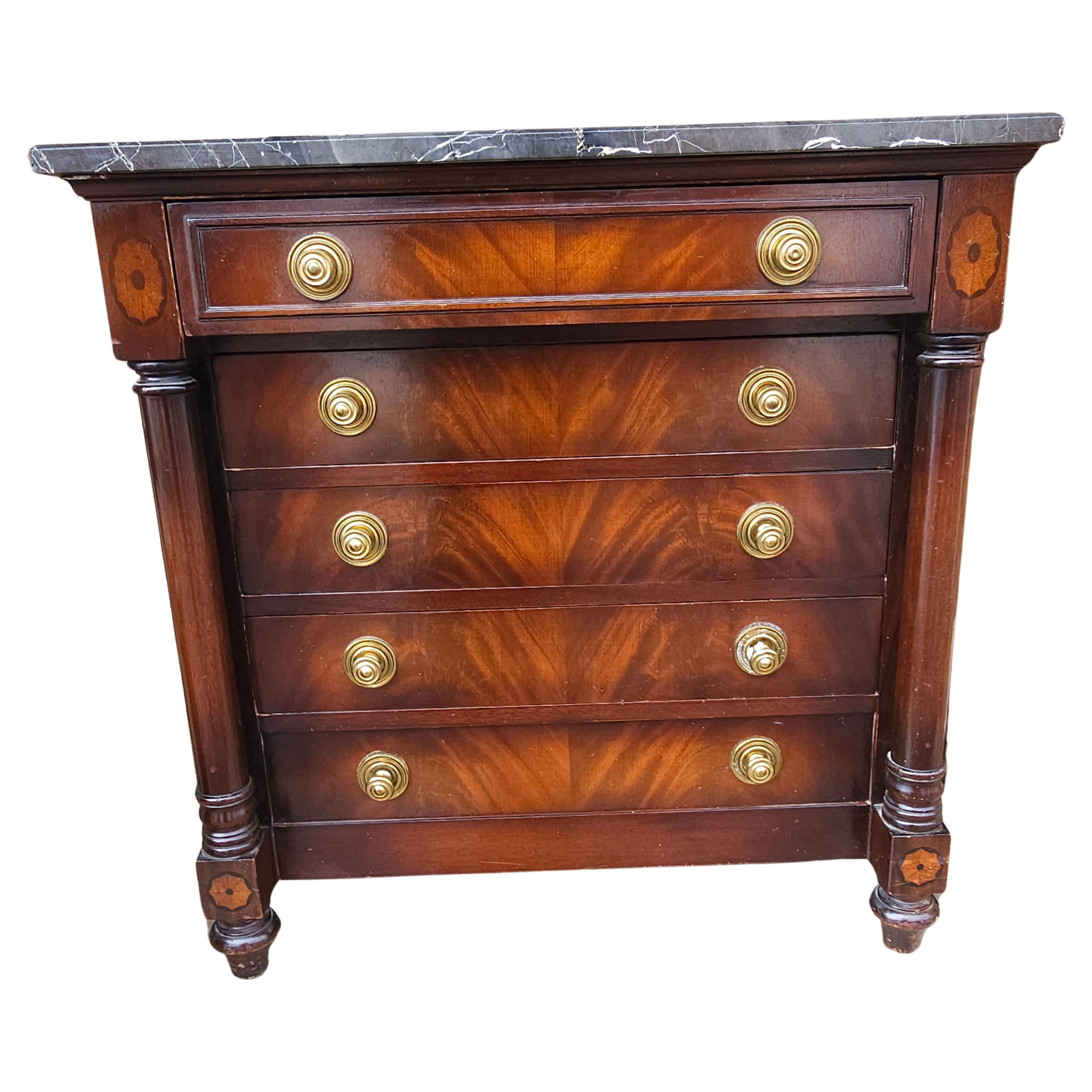 Commode de style Empire américain en acajou avec plateau en marbre Colony House du 20e siècle en vente