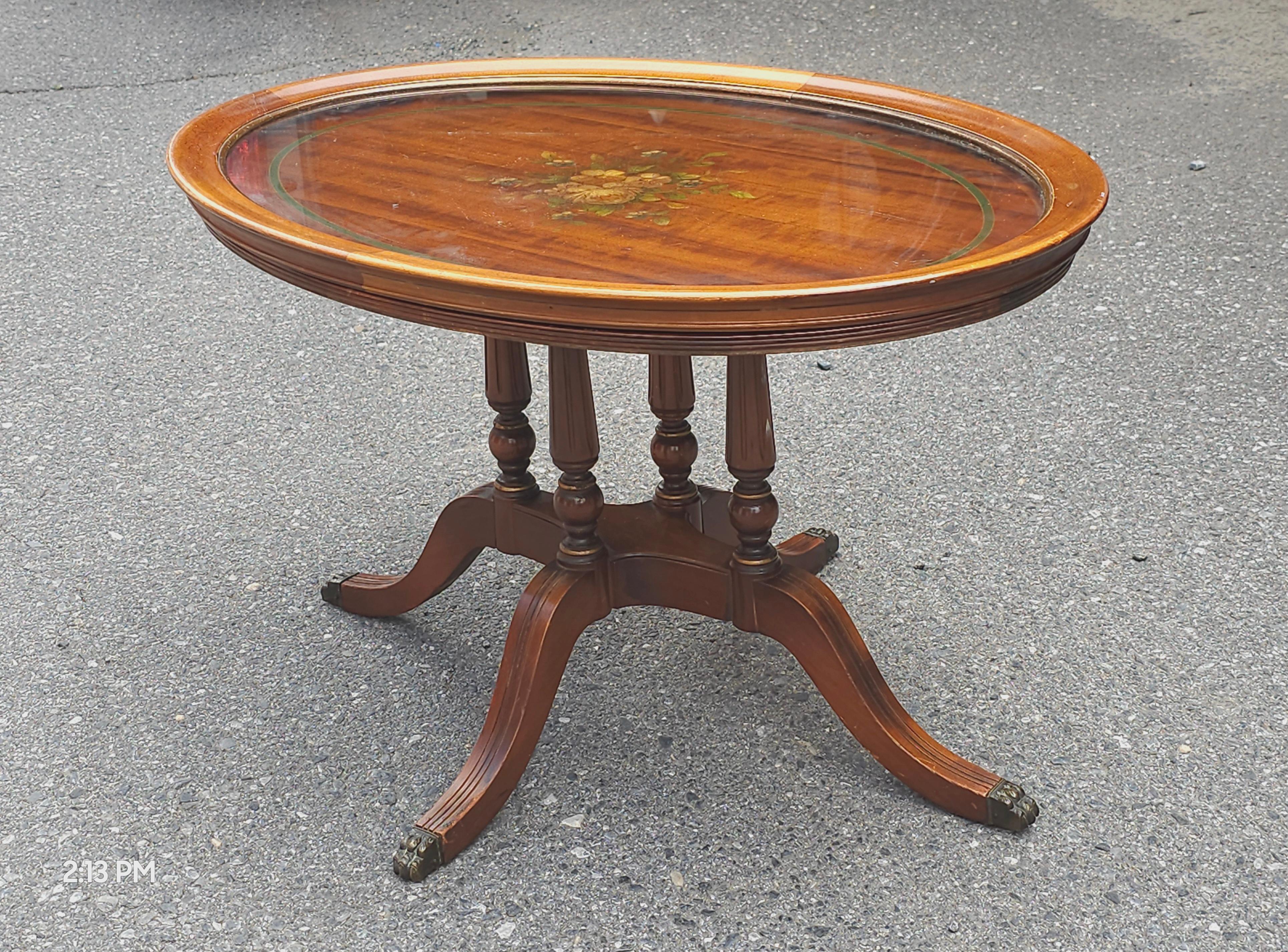 Ein Cocktailtisch im edwardianischen Stil des 20. Jahrhunderts aus lackiertem und verziertem Satinholz mit Glasplatte. Maße: 28,5