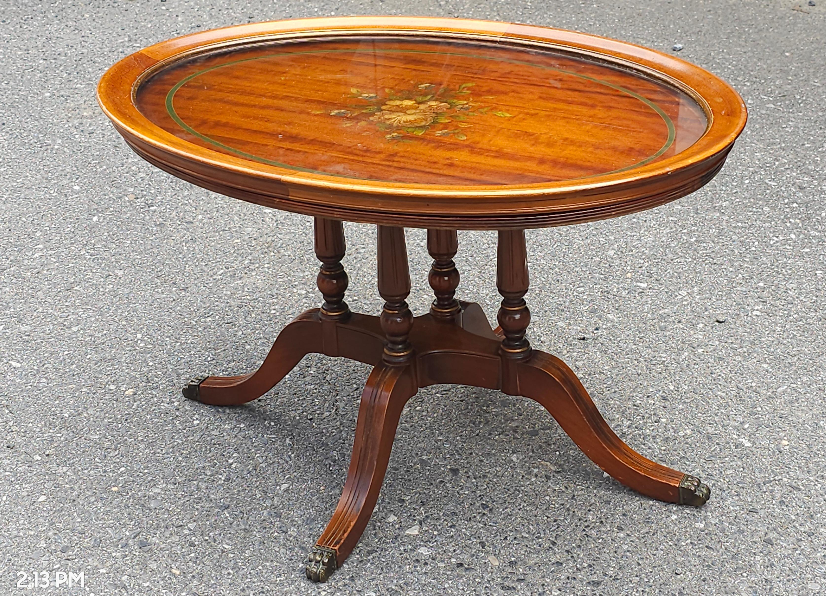 20. Jh. Edwardianischer Stil Lackierter und verzierter Cocktailtisch mit Glasplatte aus Satinholz (amerikanisch) im Angebot