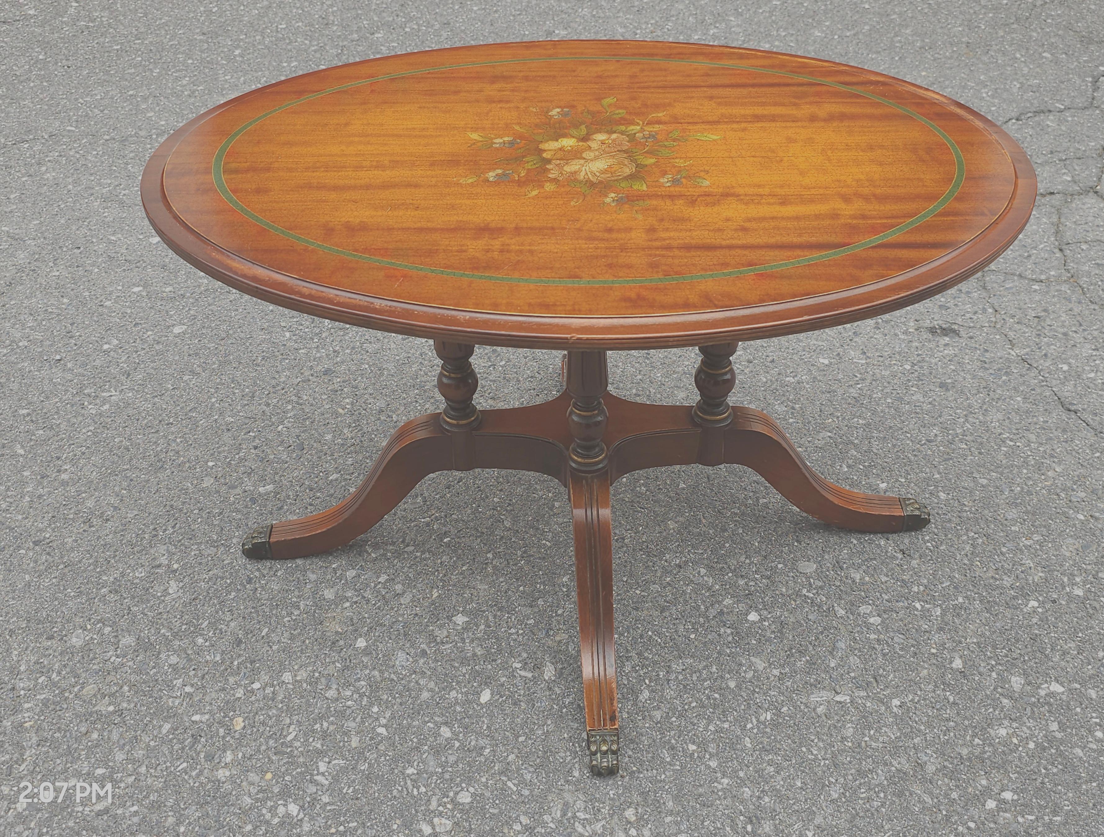 20. Jh. Edwardianischer Stil Lackierter und verzierter Cocktailtisch mit Glasplatte aus Satinholz (Gemalt) im Angebot