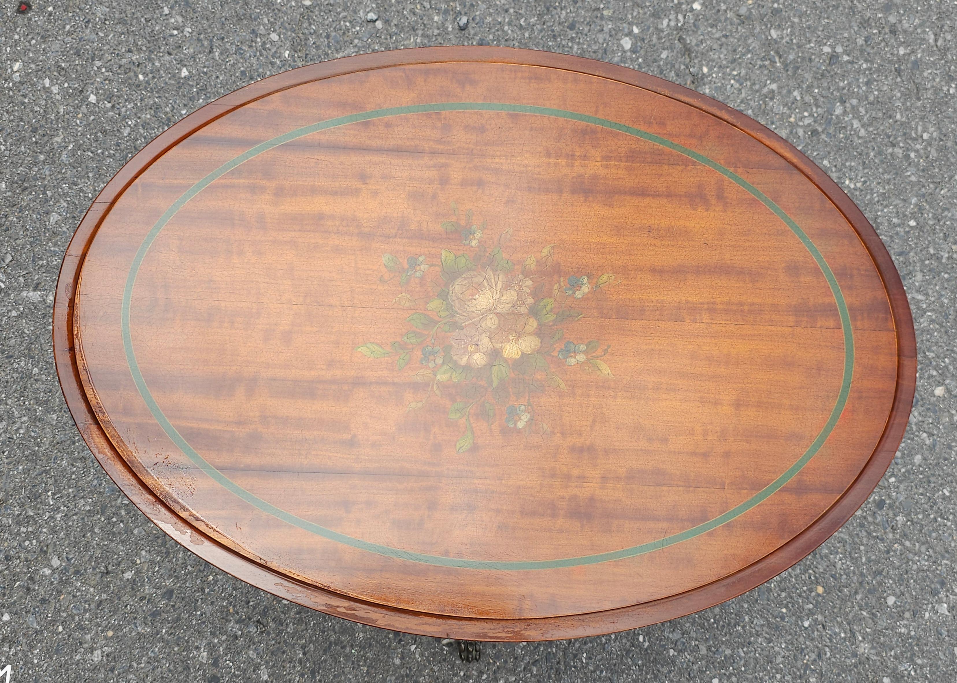 20. Jh. Edwardianischer Stil Lackierter und verzierter Cocktailtisch mit Glasplatte aus Satinholz im Zustand „Gut“ im Angebot in Germantown, MD