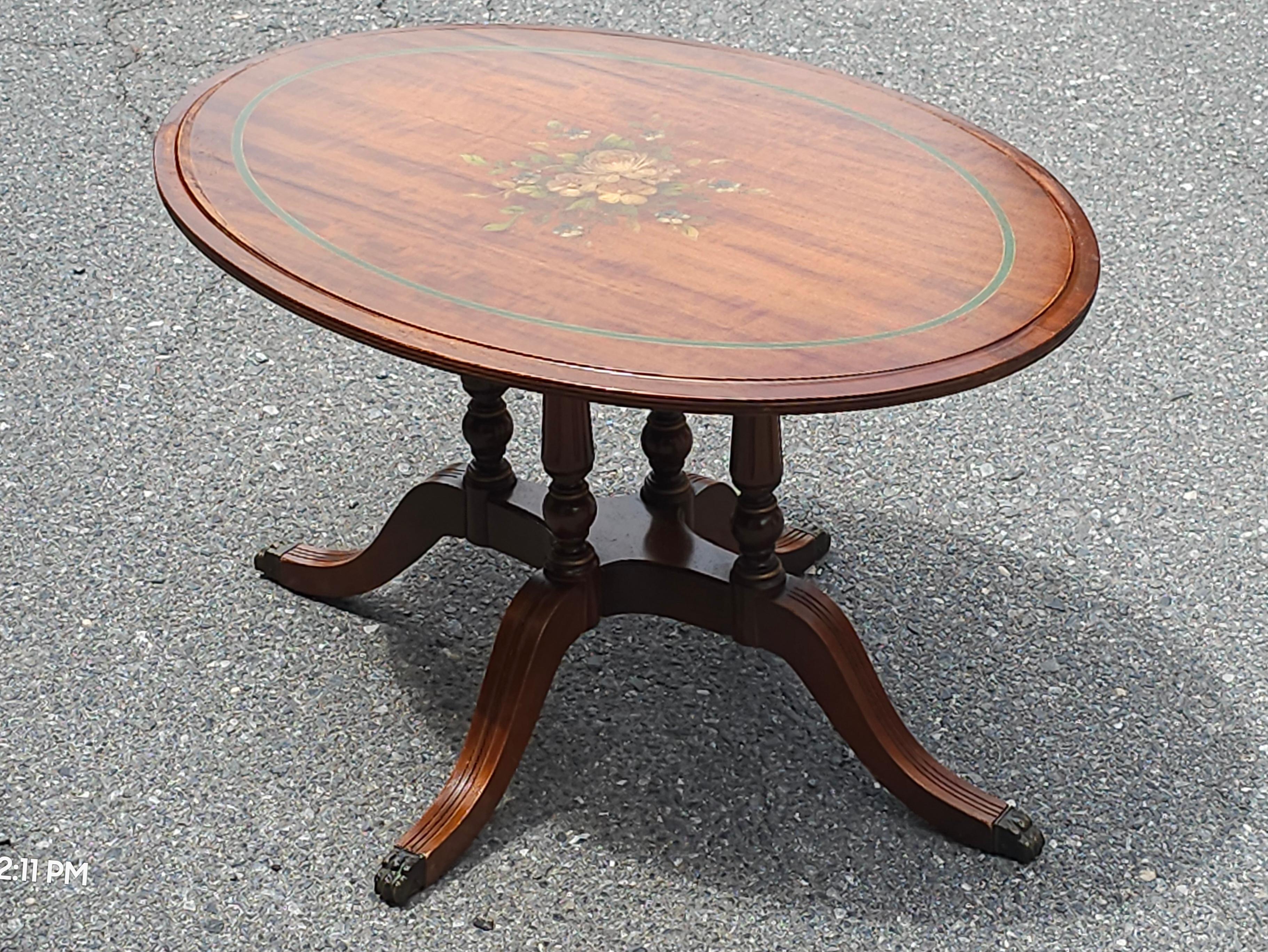 20. Jh. Edwardianischer Stil Lackierter und verzierter Cocktailtisch mit Glasplatte aus Satinholz (20. Jahrhundert) im Angebot