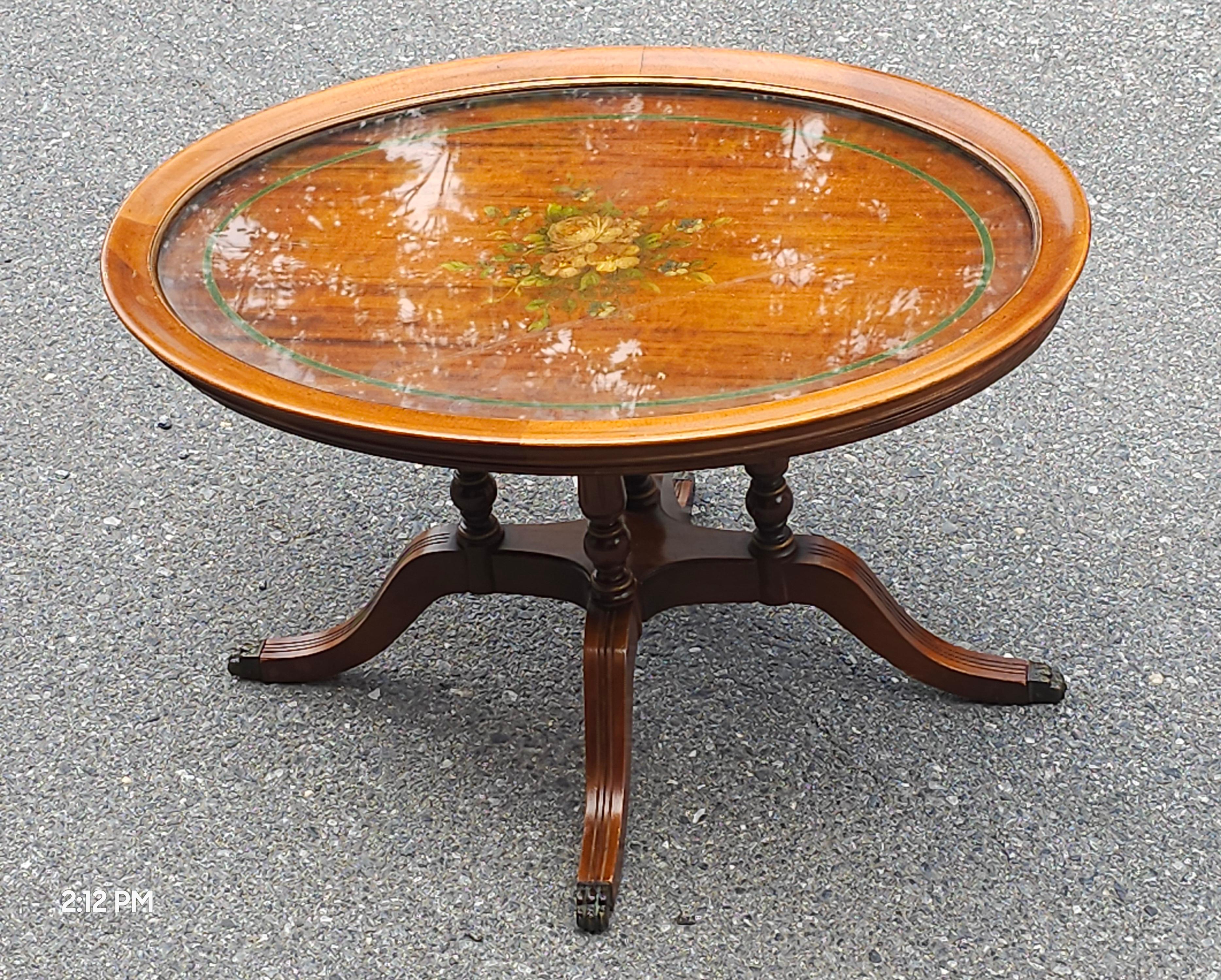 20. Jh. Edwardianischer Stil Lackierter und verzierter Cocktailtisch mit Glasplatte aus Satinholz im Angebot 1