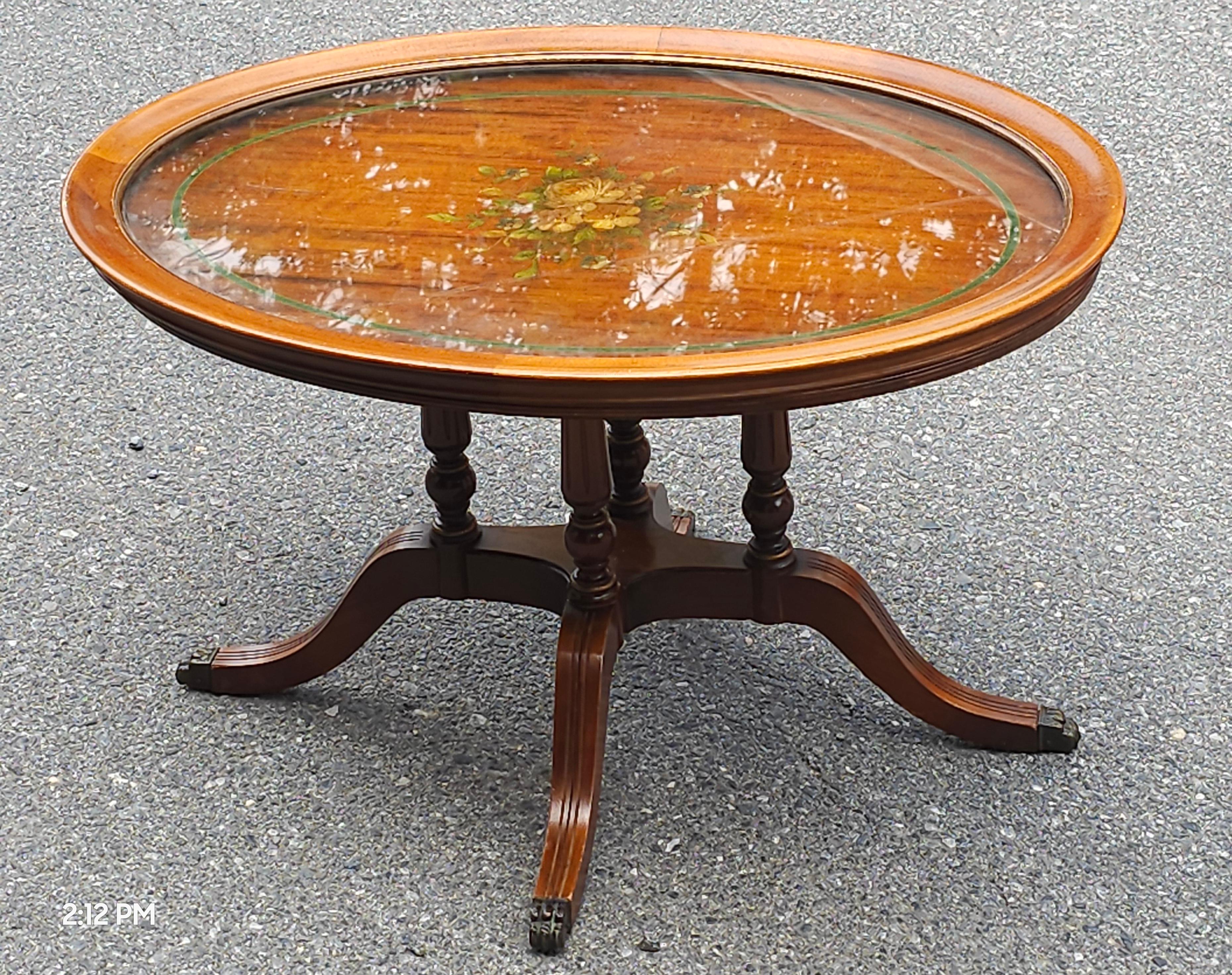 20. Jh. Edwardianischer Stil Lackierter und verzierter Cocktailtisch mit Glasplatte aus Satinholz im Angebot 2
