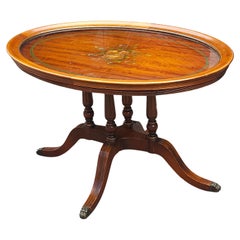 20. Jh. Edwardianischer Stil Lackierter und verzierter Cocktailtisch mit Glasplatte aus Satinholz