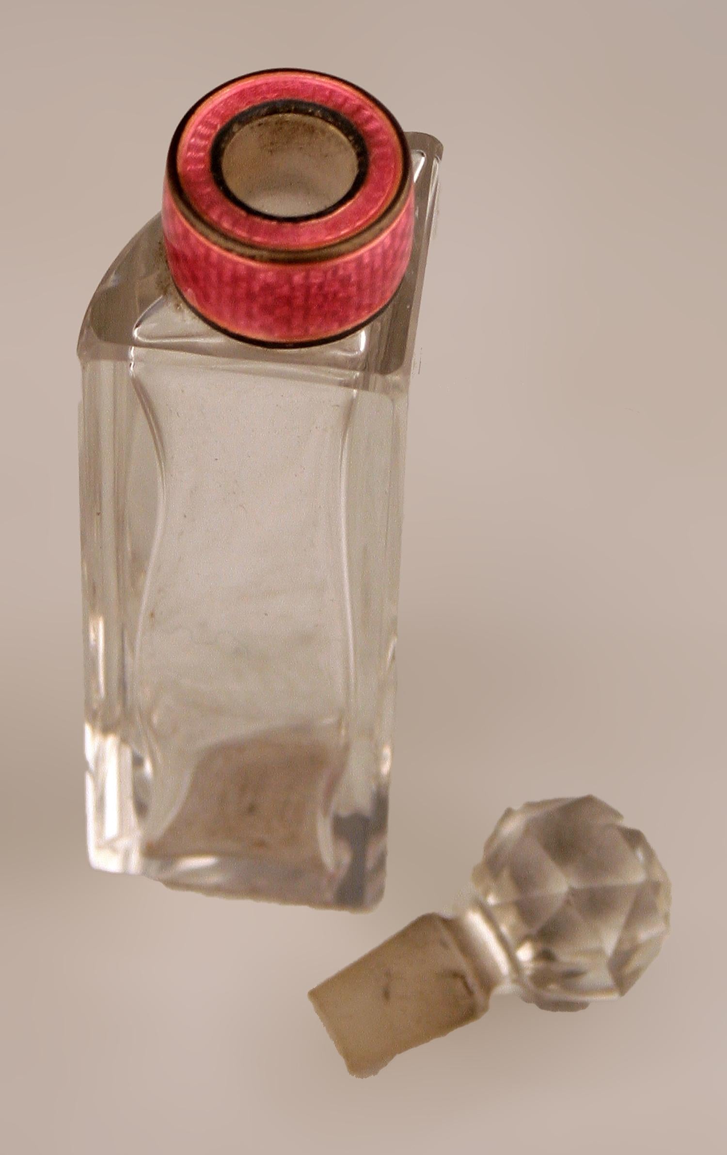 Englisches Set von Guilloche-Emaille-Parfümflaschen aus dem 20. Jahrhundert mit Silbersockel im Angebot 4