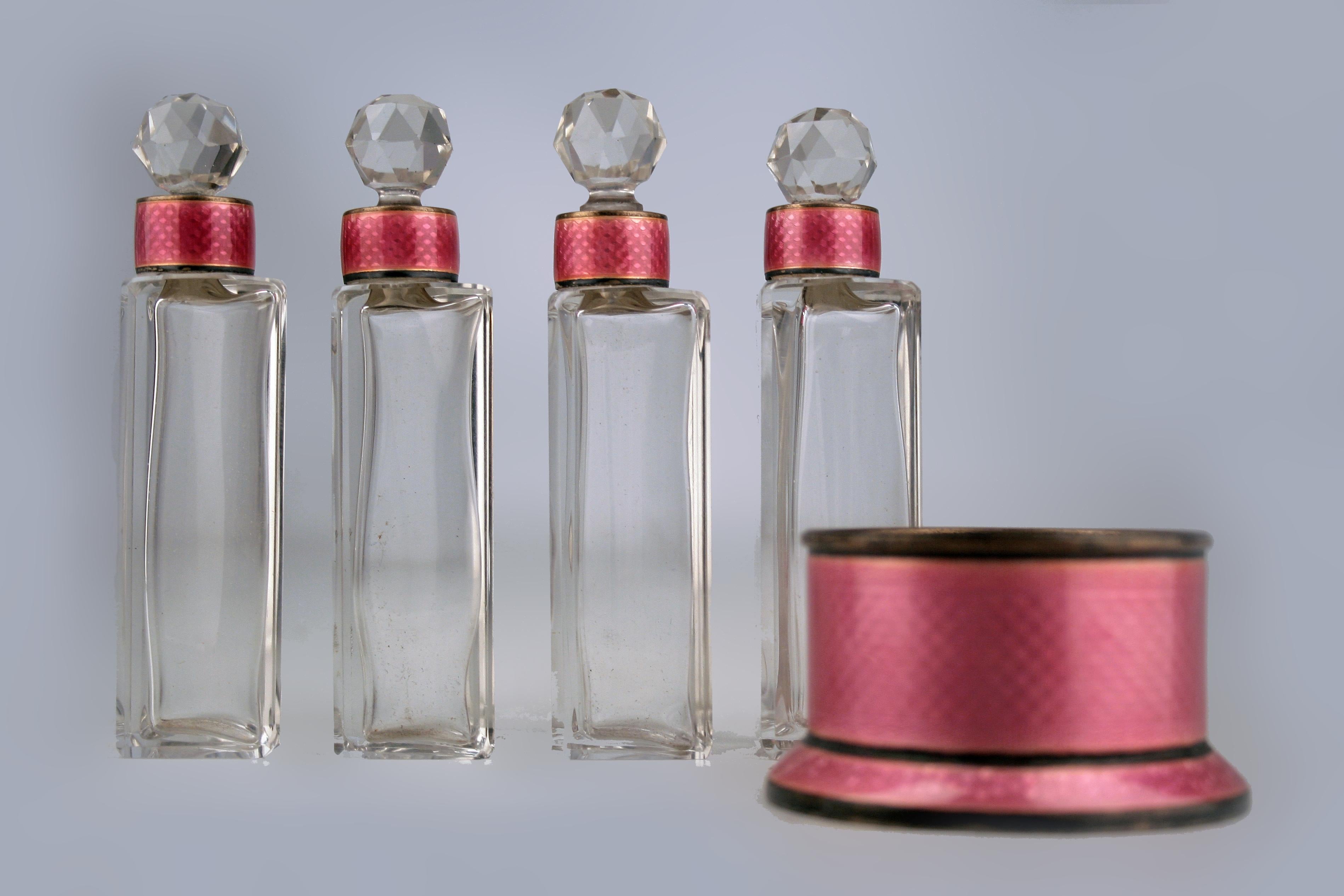 Englisches Set von Guilloche-Emaille-Parfümflaschen aus dem 20. Jahrhundert mit Silbersockel im Angebot 12