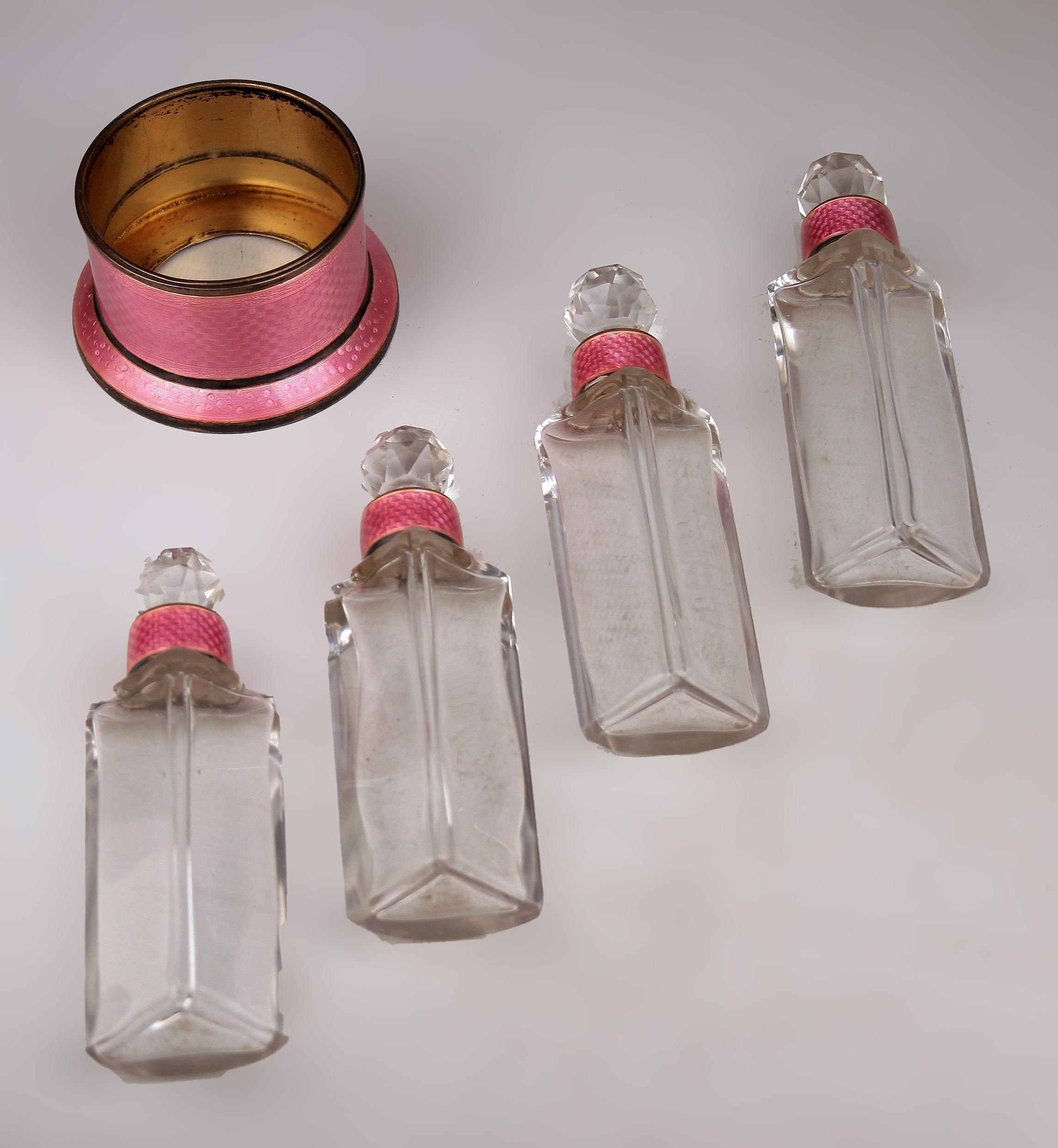 Englisches Set von Guilloche-Emaille-Parfümflaschen aus dem 20. Jahrhundert mit Silbersockel im Angebot 13