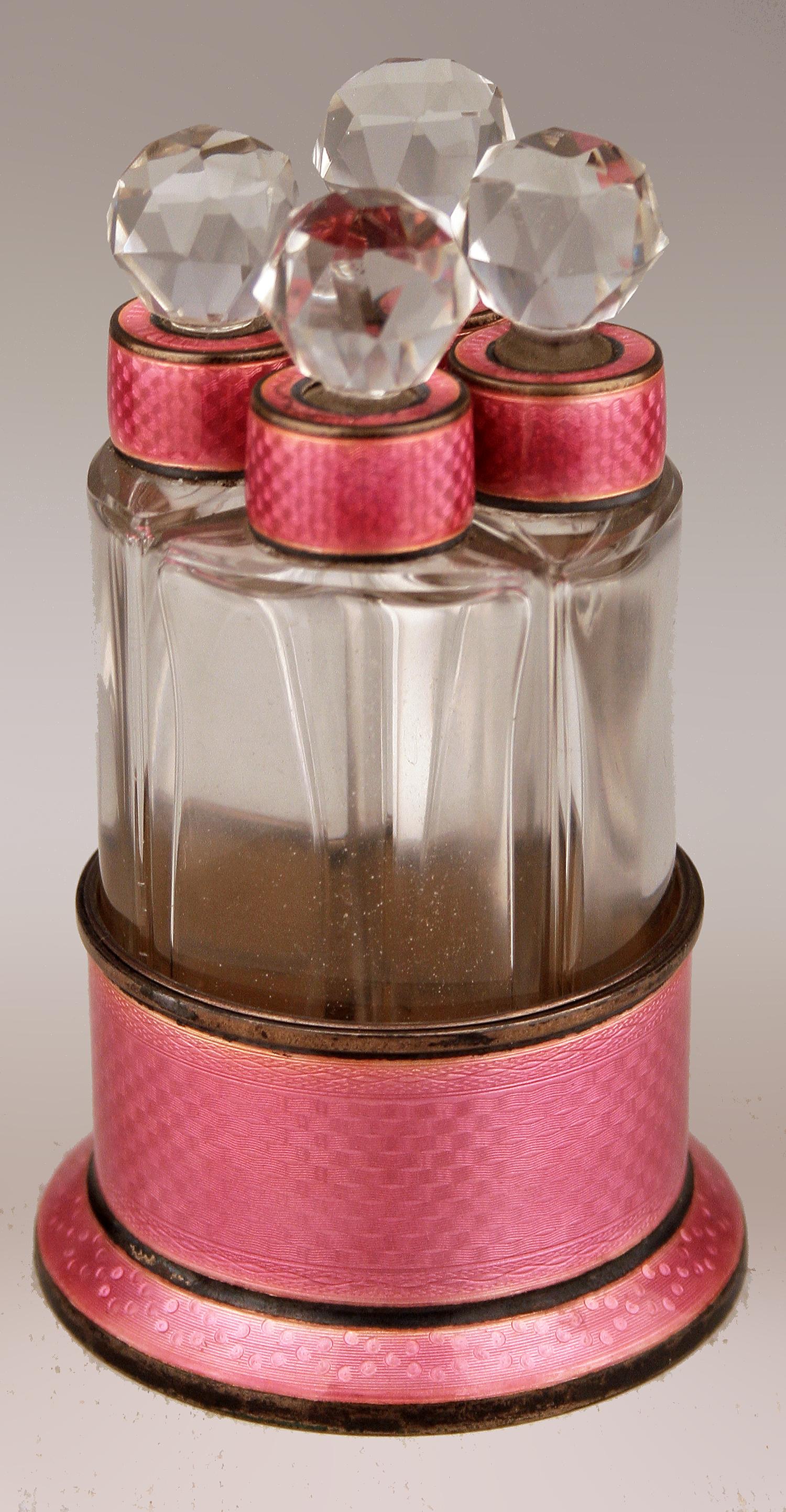 Set di bottiglie di vetro per profumi in smalto arabescato dei primi del Novecento con base in argento

Da: sconosciuto
Materiale: vetro tagliato, smalto, vetro, metallo, argento, lastra d'argento, argento sterling
Tecnica: smaltata, placcata,