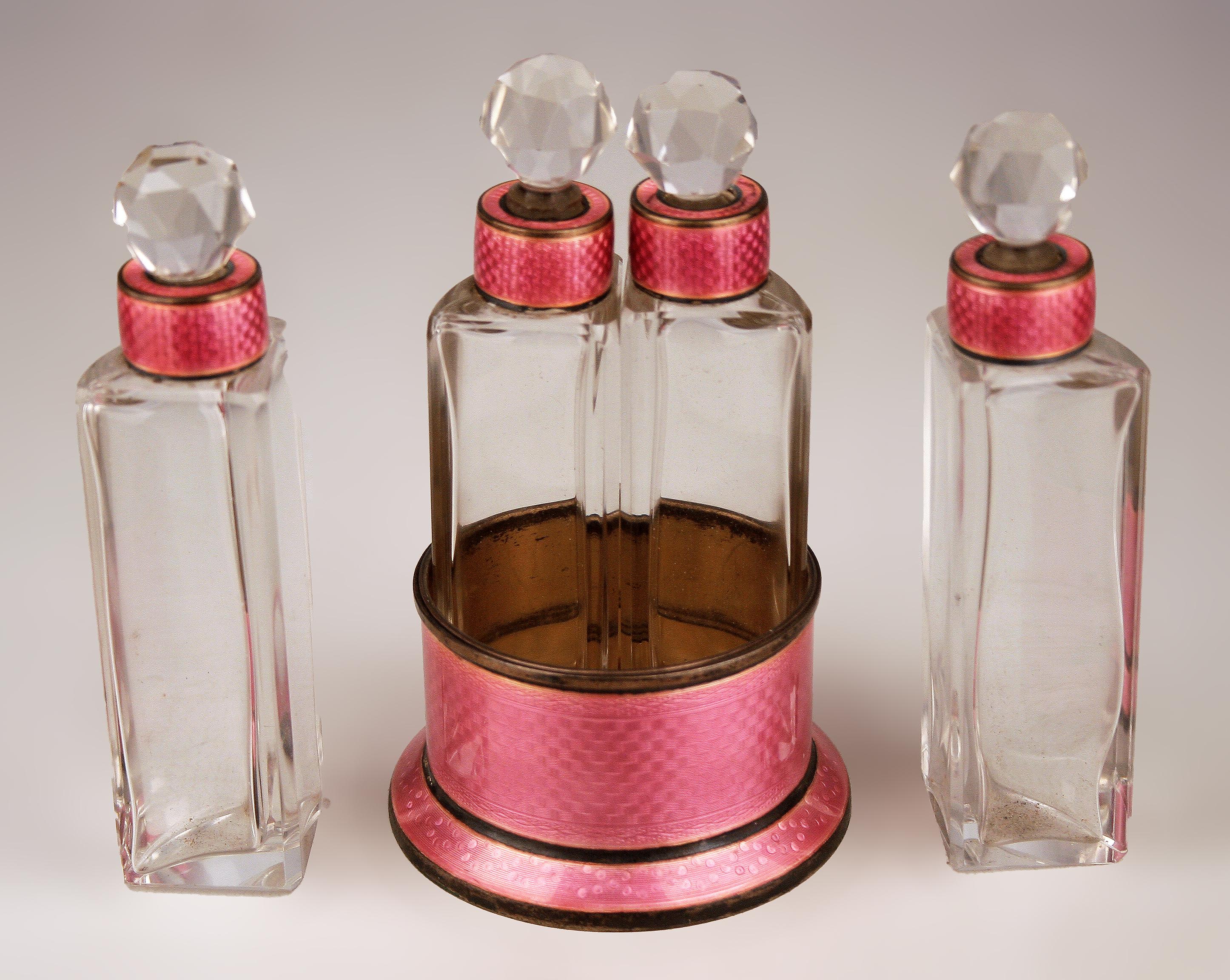 Englisches Set von Guilloche-Emaille-Parfümflaschen aus dem 20. Jahrhundert mit Silbersockel (Geformt) im Angebot