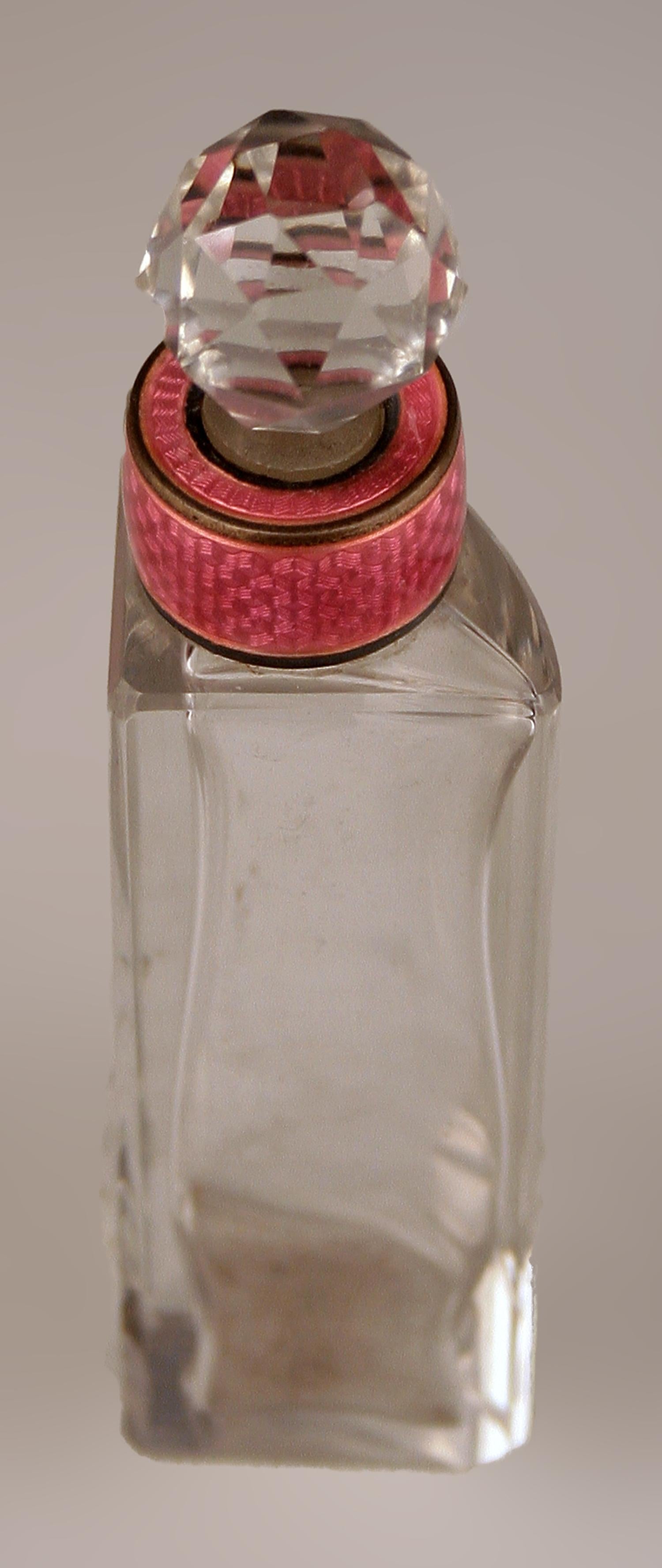Englisches Set von Guilloche-Emaille-Parfümflaschen aus dem 20. Jahrhundert mit Silbersockel (Metall) im Angebot