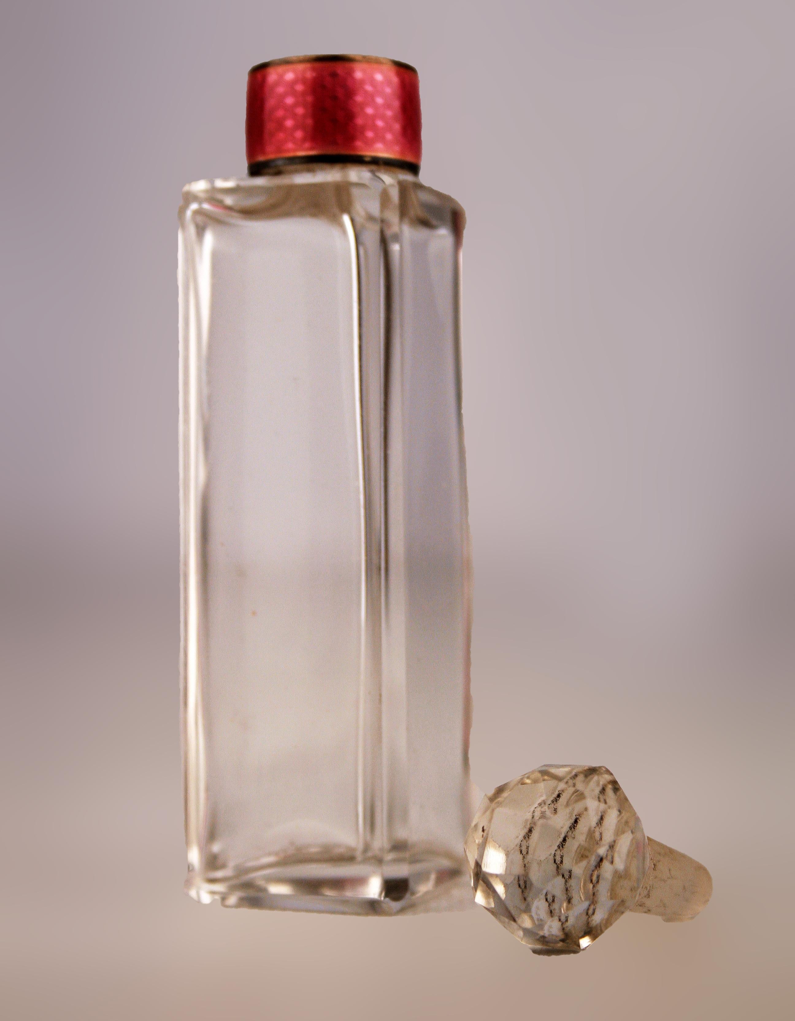 Englisches Set von Guilloche-Emaille-Parfümflaschen aus dem 20. Jahrhundert mit Silbersockel im Angebot 3