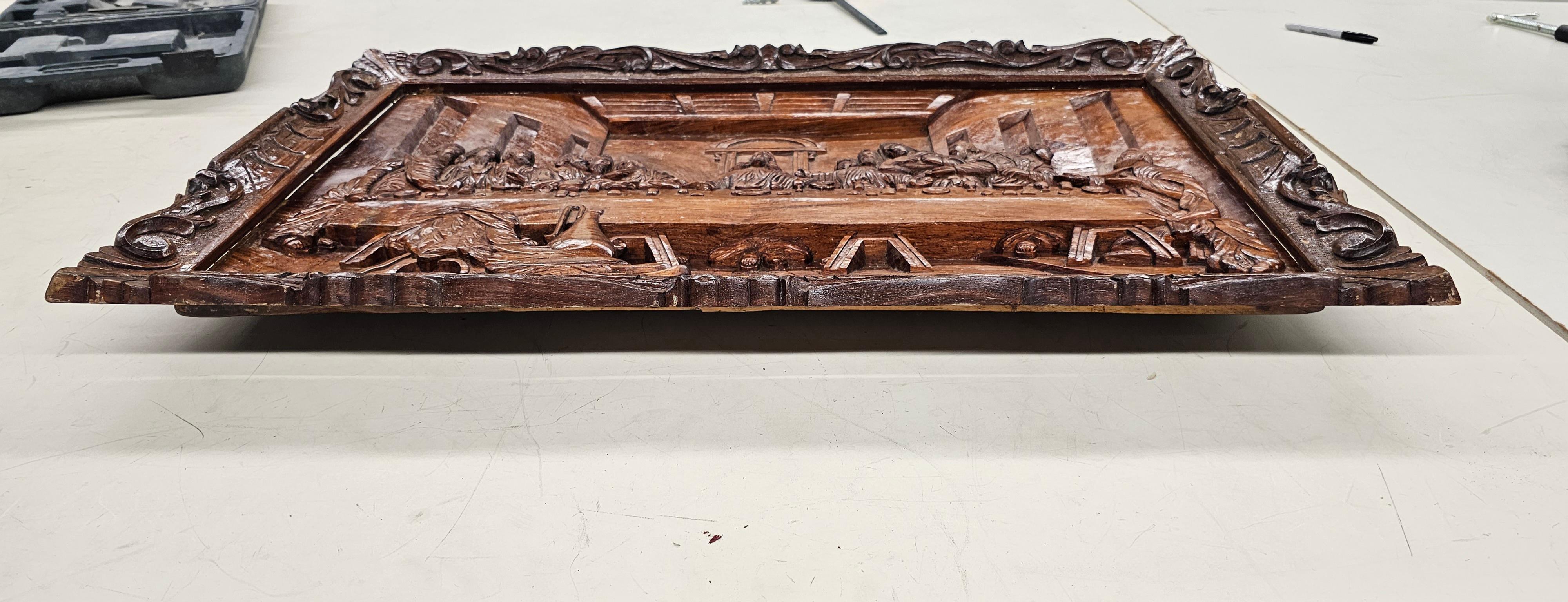 Néoclassique Exceptionnel encadrement en bois sculpté à la main du 20ème siècle représentant le dernier fournisseur, rare en vente