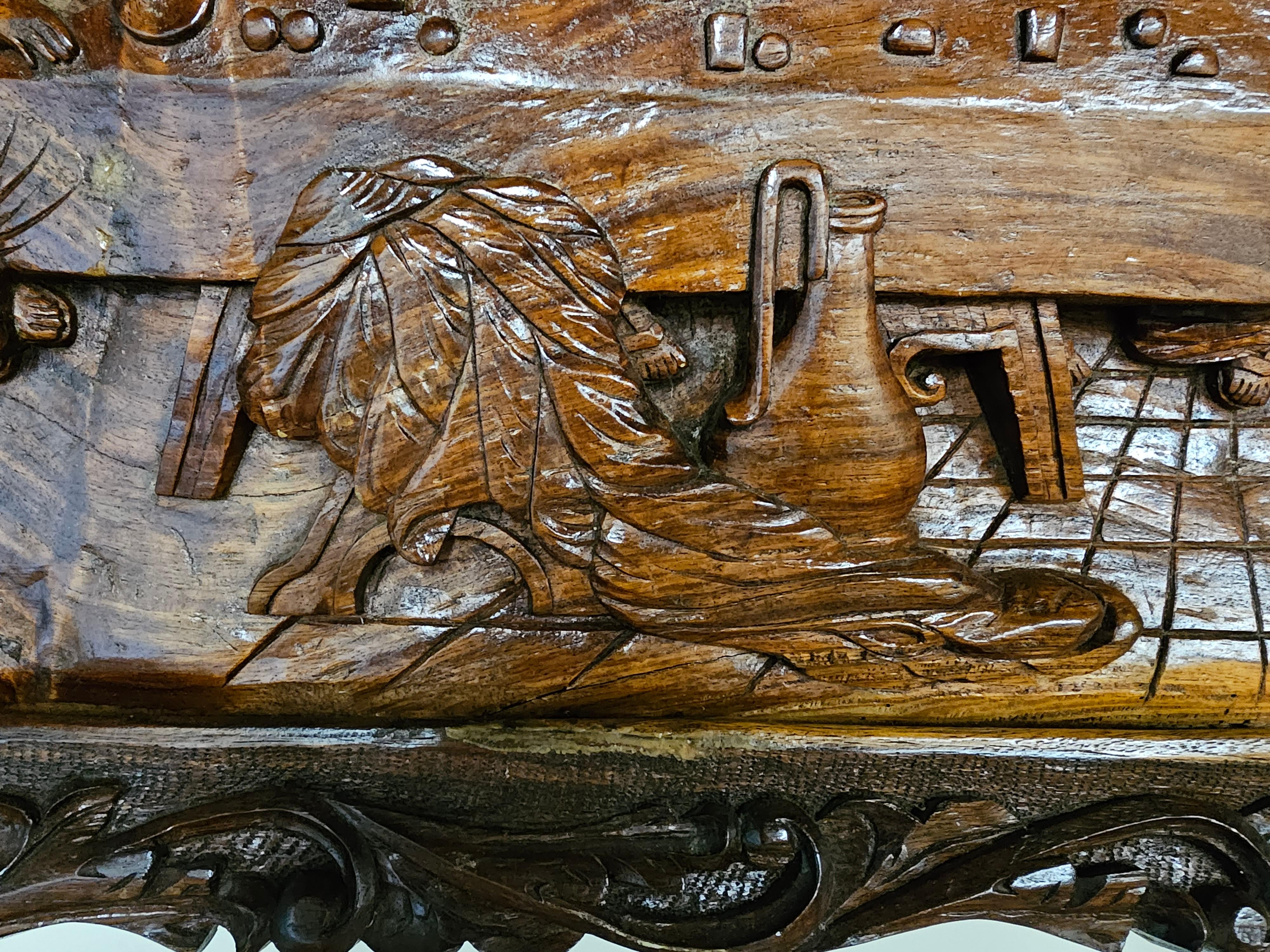 Bois de feuillus Exceptionnel encadrement en bois sculpté à la main du 20ème siècle représentant le dernier fournisseur, rare en vente