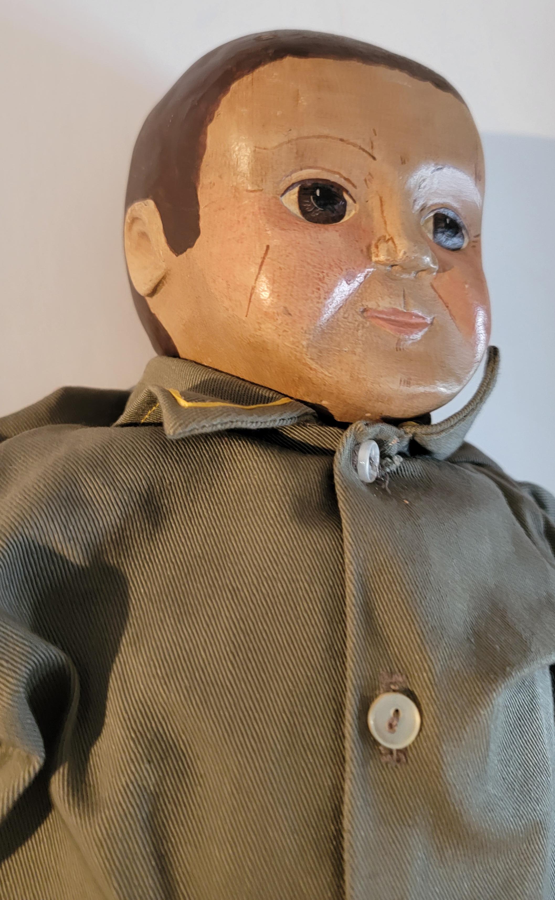 20. Jahrhundert Volkskunst geschnitzt Junge Puppe mit Original-Kleidung. Handbemaltes Gesicht und Schuhe.