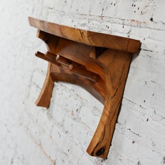 A.I.C. del 20° secolo, arte popolare, rustico moderno e naturale, scaffale da parete in lastre di legno con pioli