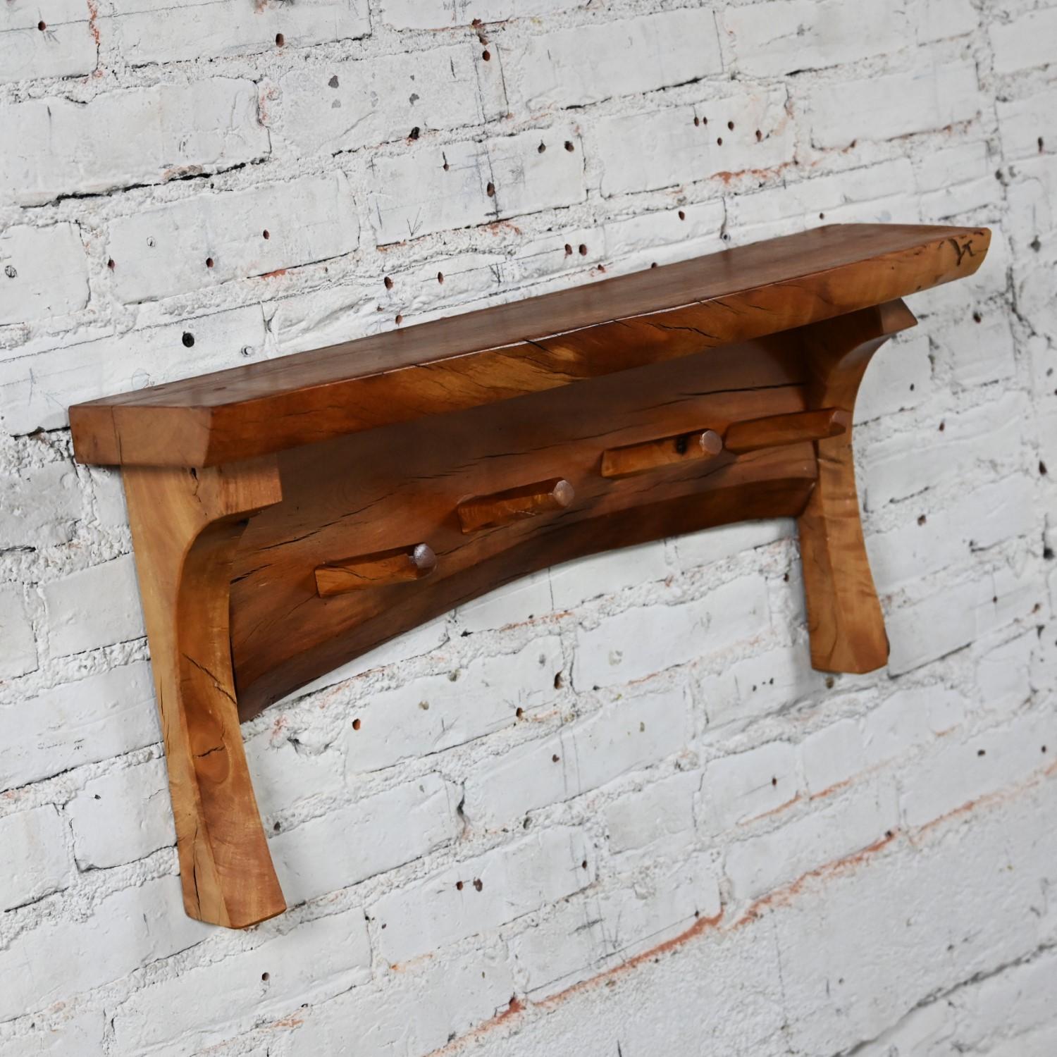 20th C Folk Art Organic Modern Rustic Natural Edge Wood Slab Wall Shelf w/ Pegs (Organische Moderne) im Angebot