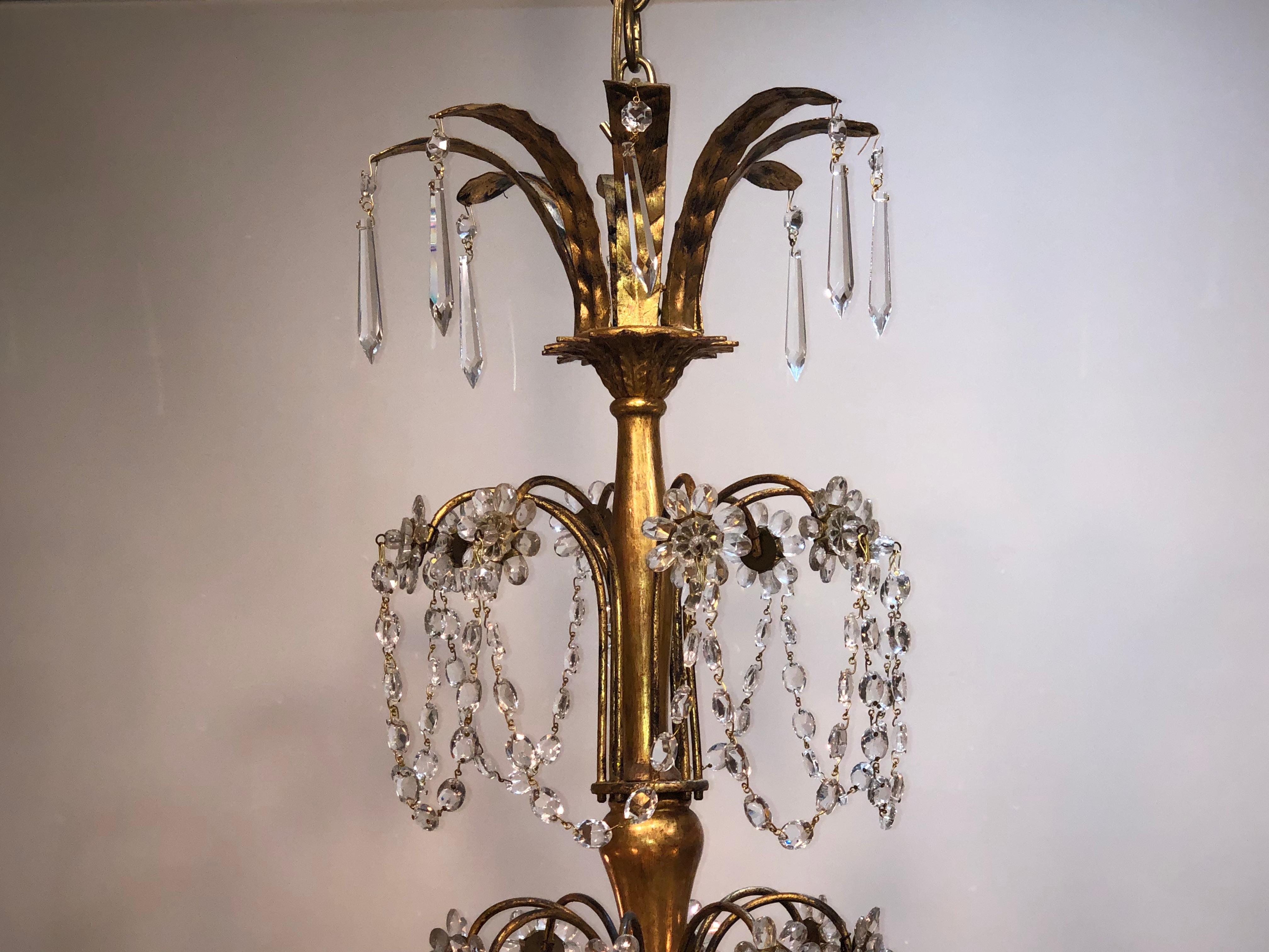 20th Century French Grand Tole and Crystal Chandelier (20. Jahrhundert)