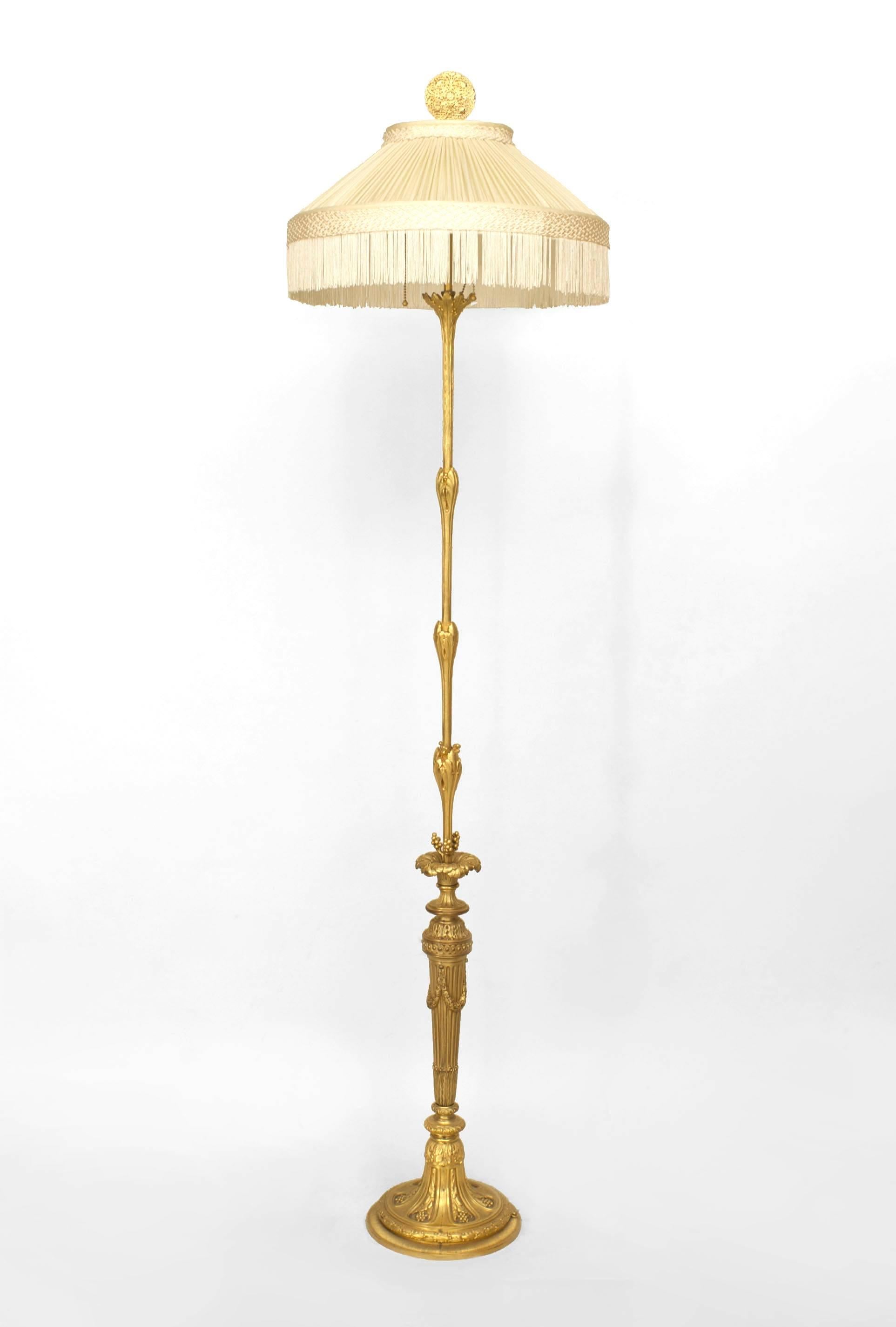 Französische Stehlampe aus vergoldeter Bronze im Louis-XVI-Stil (20. Jh.), getragen von einem runden Sockel mit einem Schaft mit Blumenmuster.
