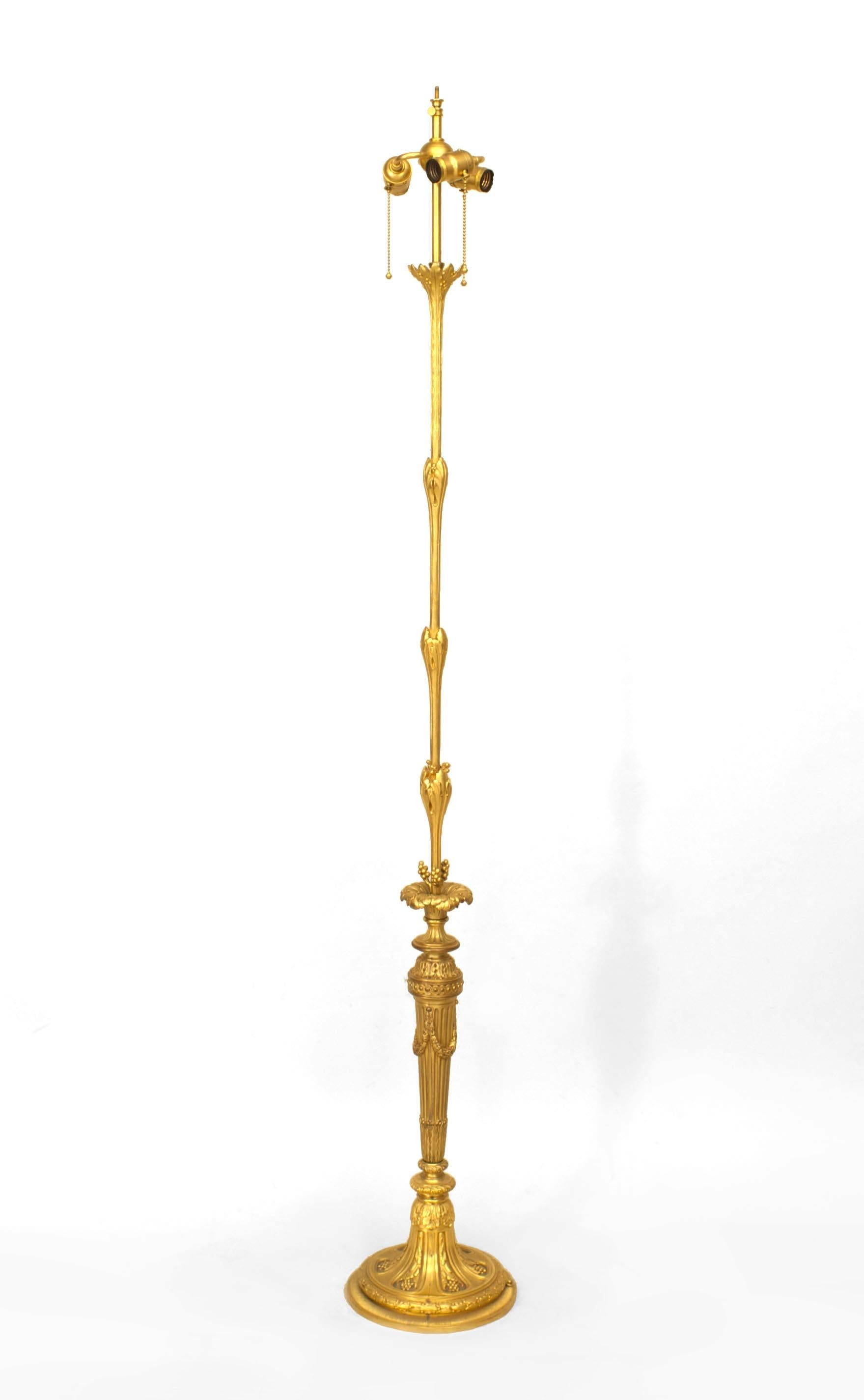 Französische Stehlampe im Louis XVI-Stil aus vergoldeter Bronze (Louis XVI.) im Angebot