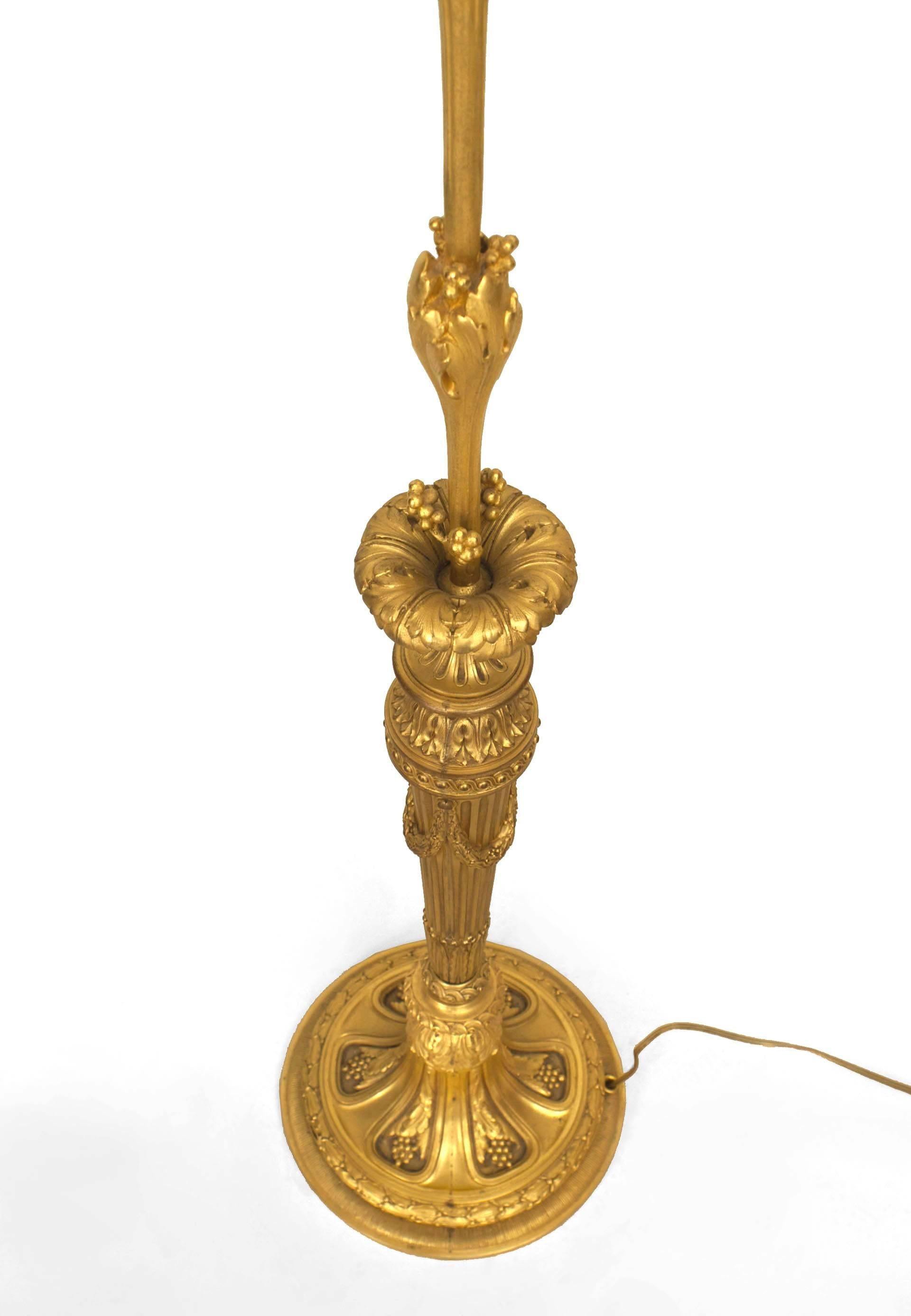 Französische Stehlampe im Louis XVI-Stil aus vergoldeter Bronze im Angebot 3