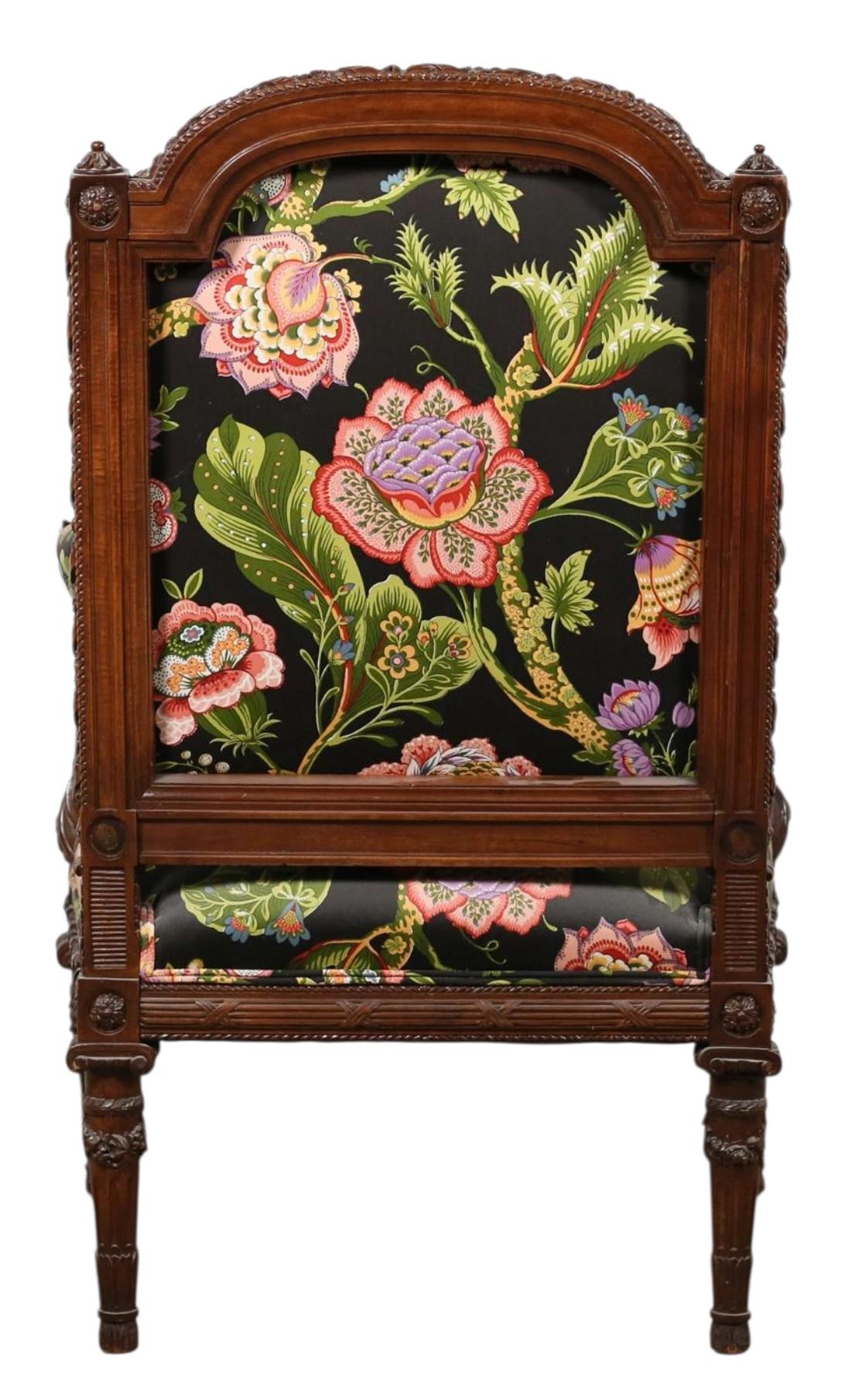 20° C. Poltrona bergere francese in stile Luigi XVI, intagliata in legno di frutta In condizioni buone in vendita a Kennesaw, GA