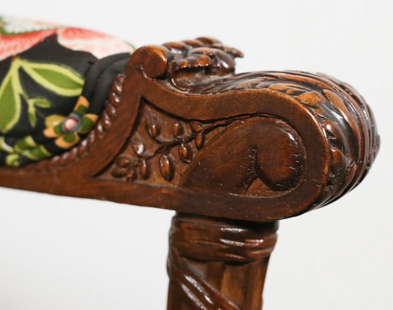 Tappezzeria 20° C. Poltrona bergere francese in stile Luigi XVI, intagliata in legno di frutta in vendita