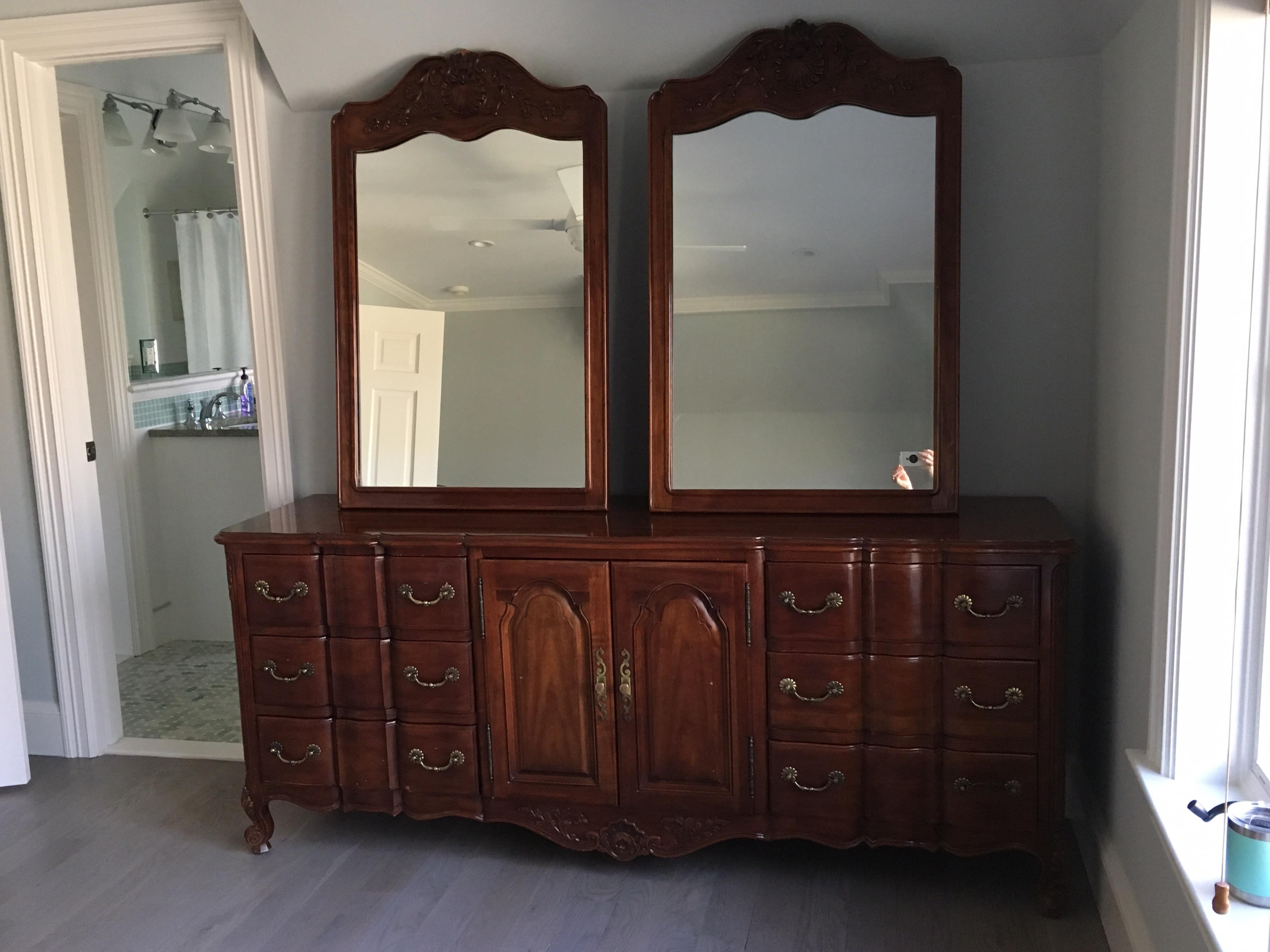 Crédence de chambre à coucher de style provincial français avec doubles miroirs par John Widdicomb, marquée d'une plaque, années 1960
Six tiroirs de 22