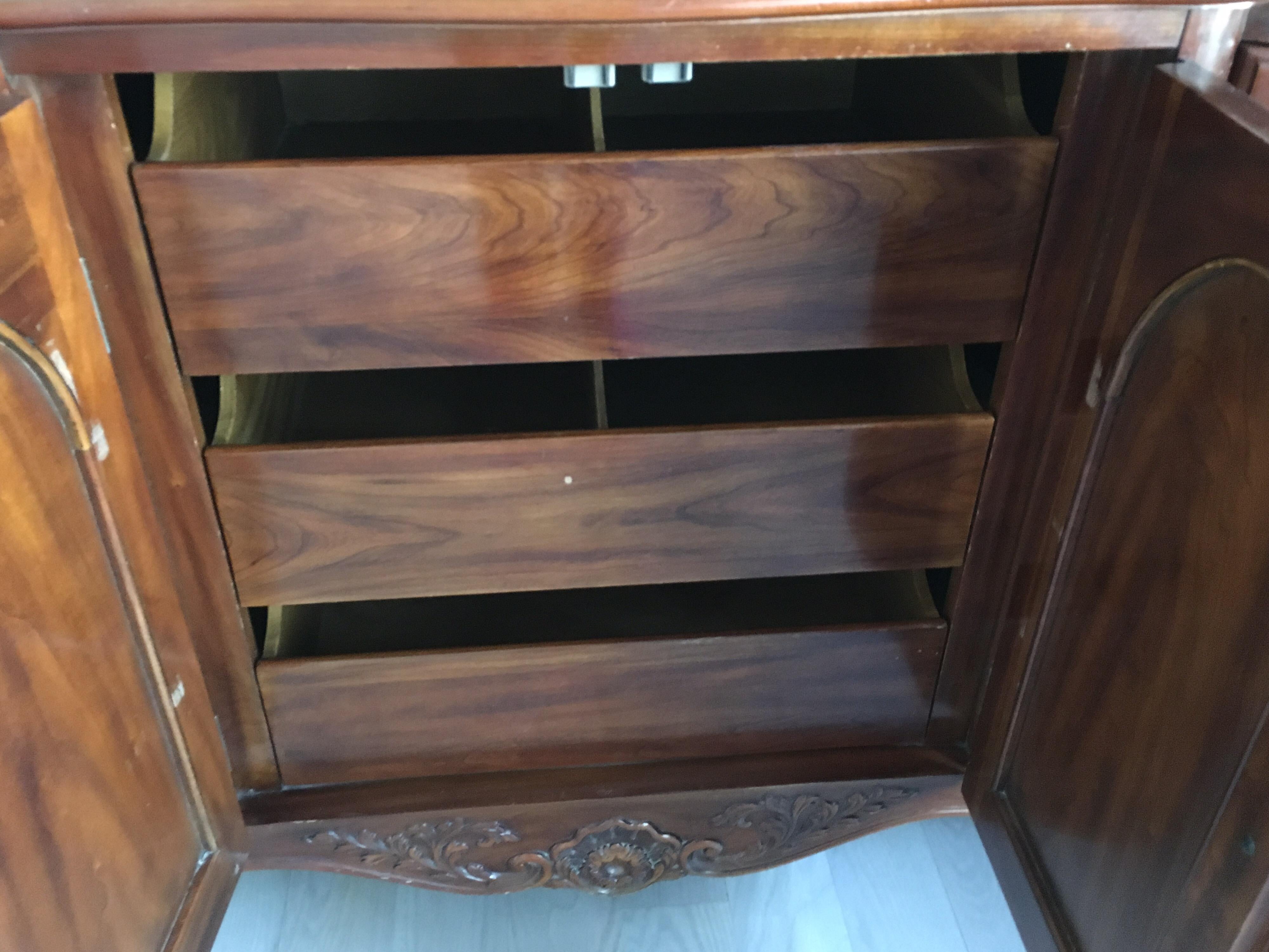 Commode double et paire de miroirs de style provincial du 20ème siècle par Widdicomb Bon état - En vente à Southampton, NY