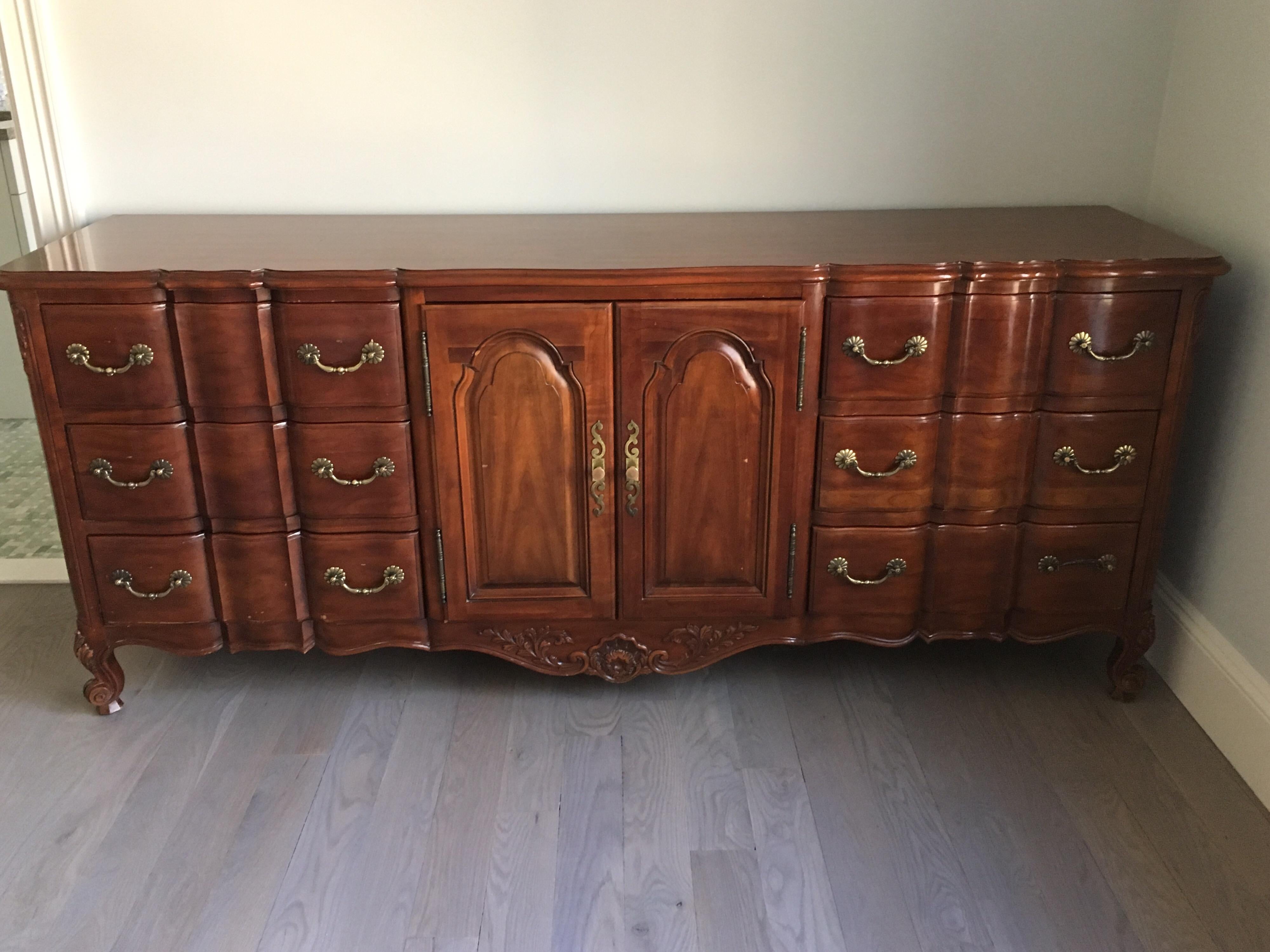 20th Century Provincial Style Double Dresser and Pair of Mirrors by Widdicomb In Good Condition For Sale In Southampton, NY