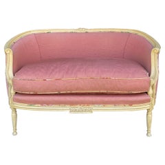 20ème-C. Settee de style français en damas rose de Lewis Mittman