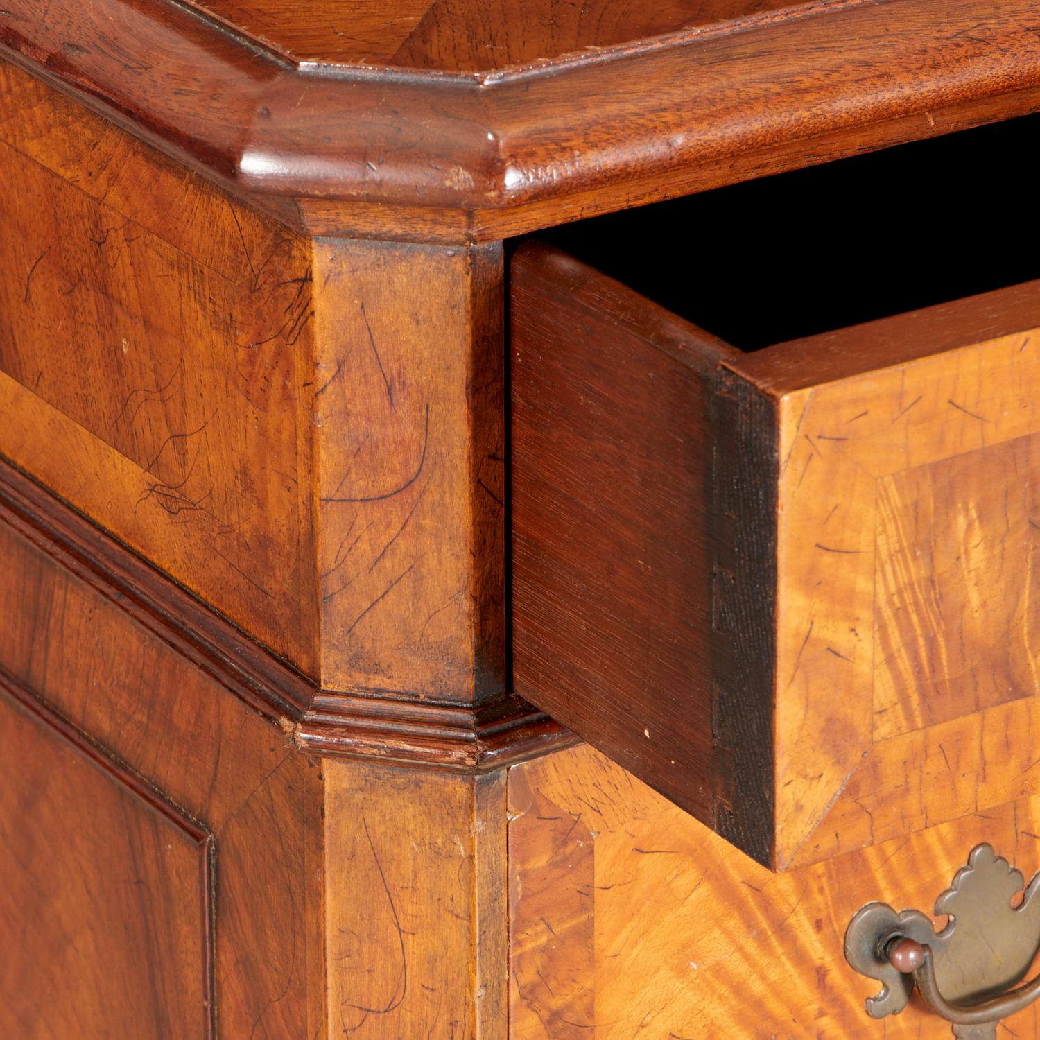 Américain Bureau du 20e siècle en acajou figuré de style George III avec dessus en cuir gaufré en vente