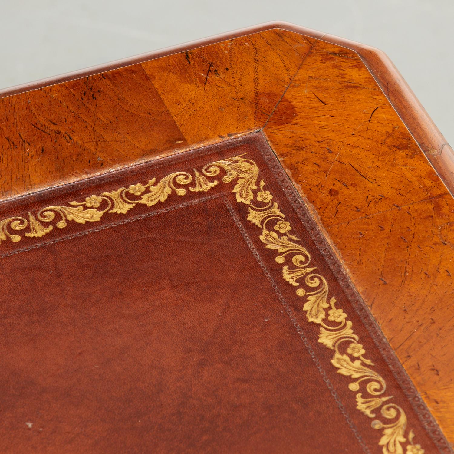 Schreibtisch aus Mahagoni im George-III-Stil mit geprägter Lederplatte aus dem 20. (amerikanisch) im Angebot