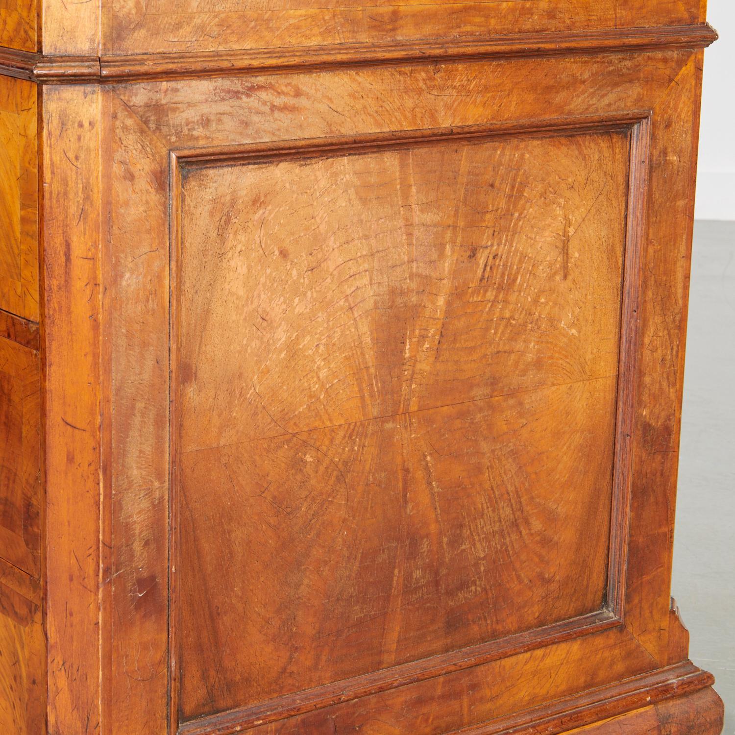 Bureau du 20e siècle en acajou figuré de style George III avec dessus en cuir gaufré Bon état - En vente à Morristown, NJ