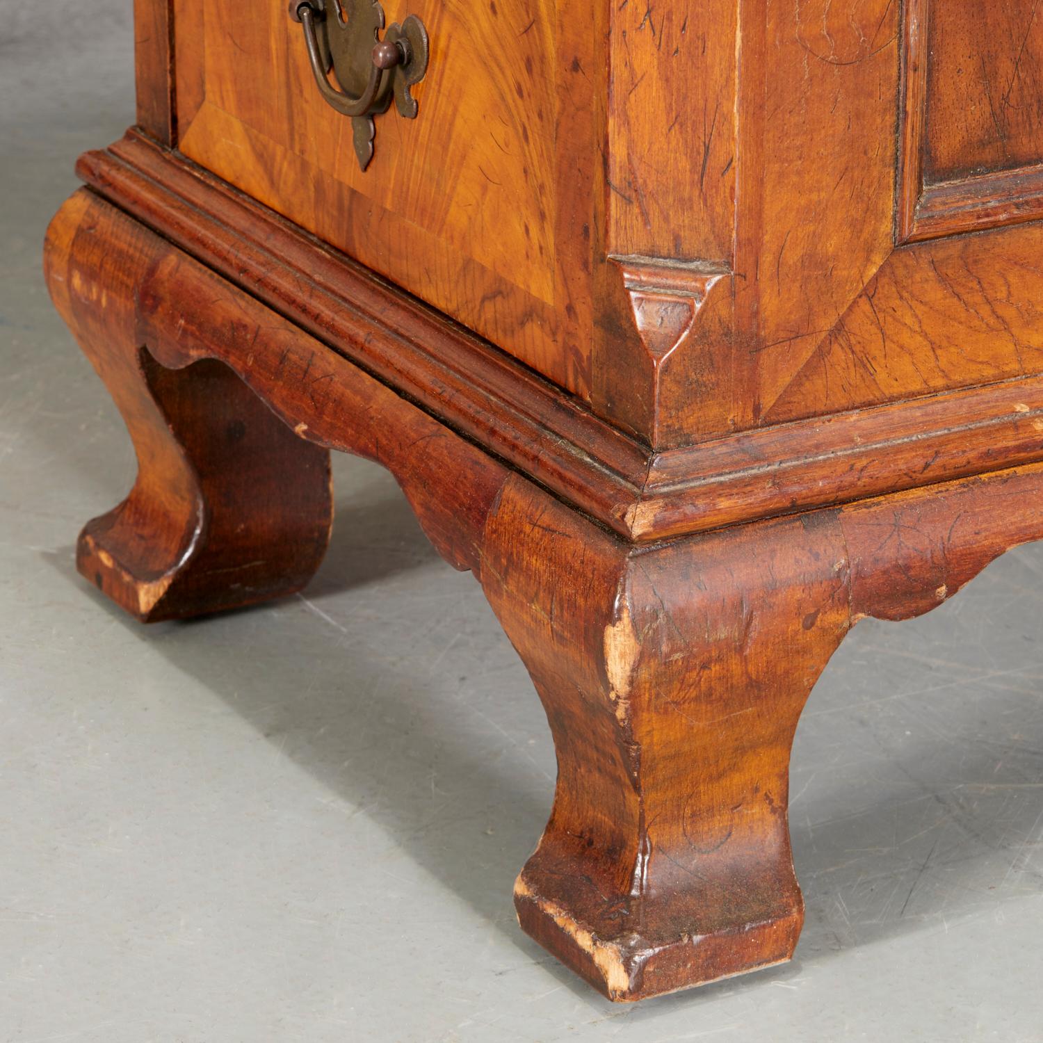 20th Century George III Style Figured Mahogany Desk with Embossed Leather Top For Sale 1