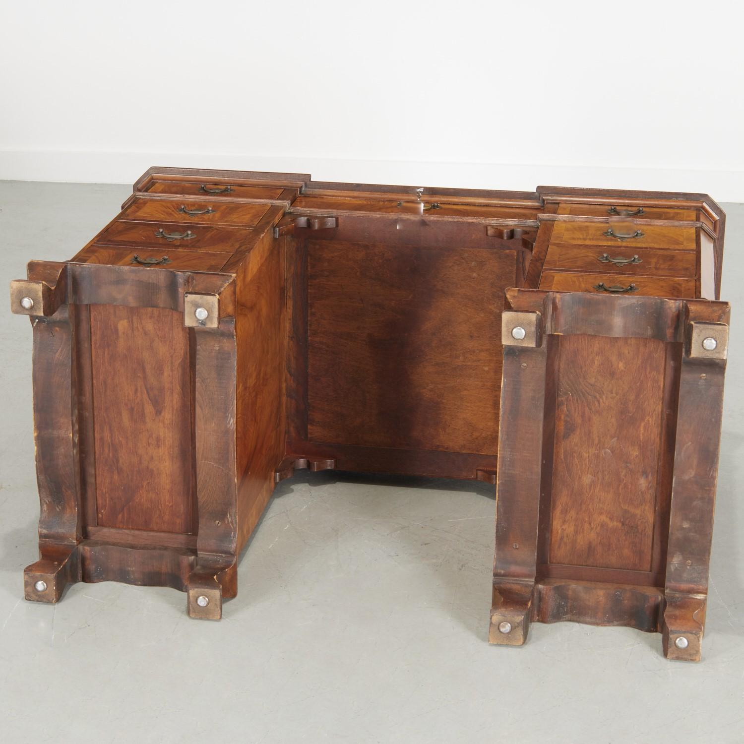 Schreibtisch aus Mahagoni im George-III-Stil mit geprägter Lederplatte aus dem 20. (Messing) im Angebot