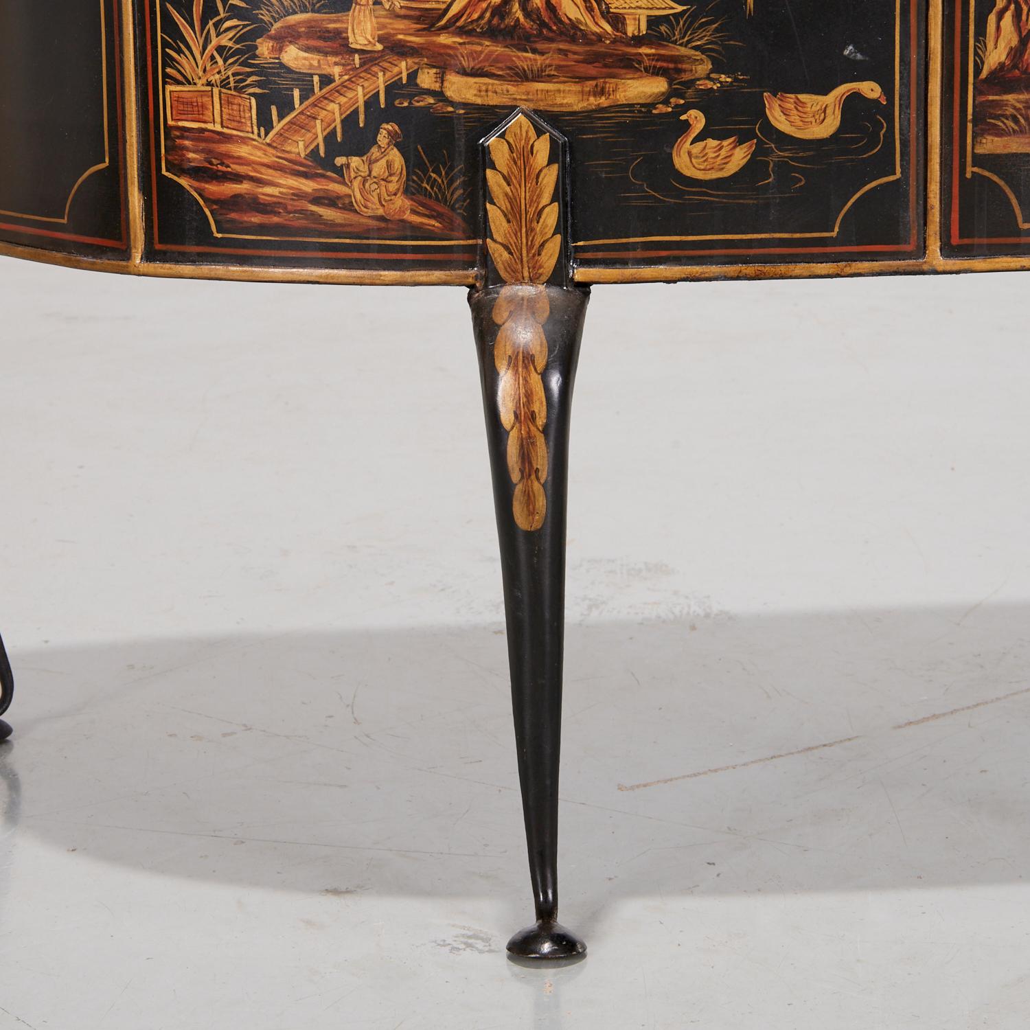 Llamativa jardinera tole ovalada de fino estilo georgiano, con base de laca negra brillante acentuada con escenas de aldeas y cisnes en chinoiserie dorada pintada a mano y enmarcada con detalles rojos. Apoyada en seis patas cabriolé adornadas con