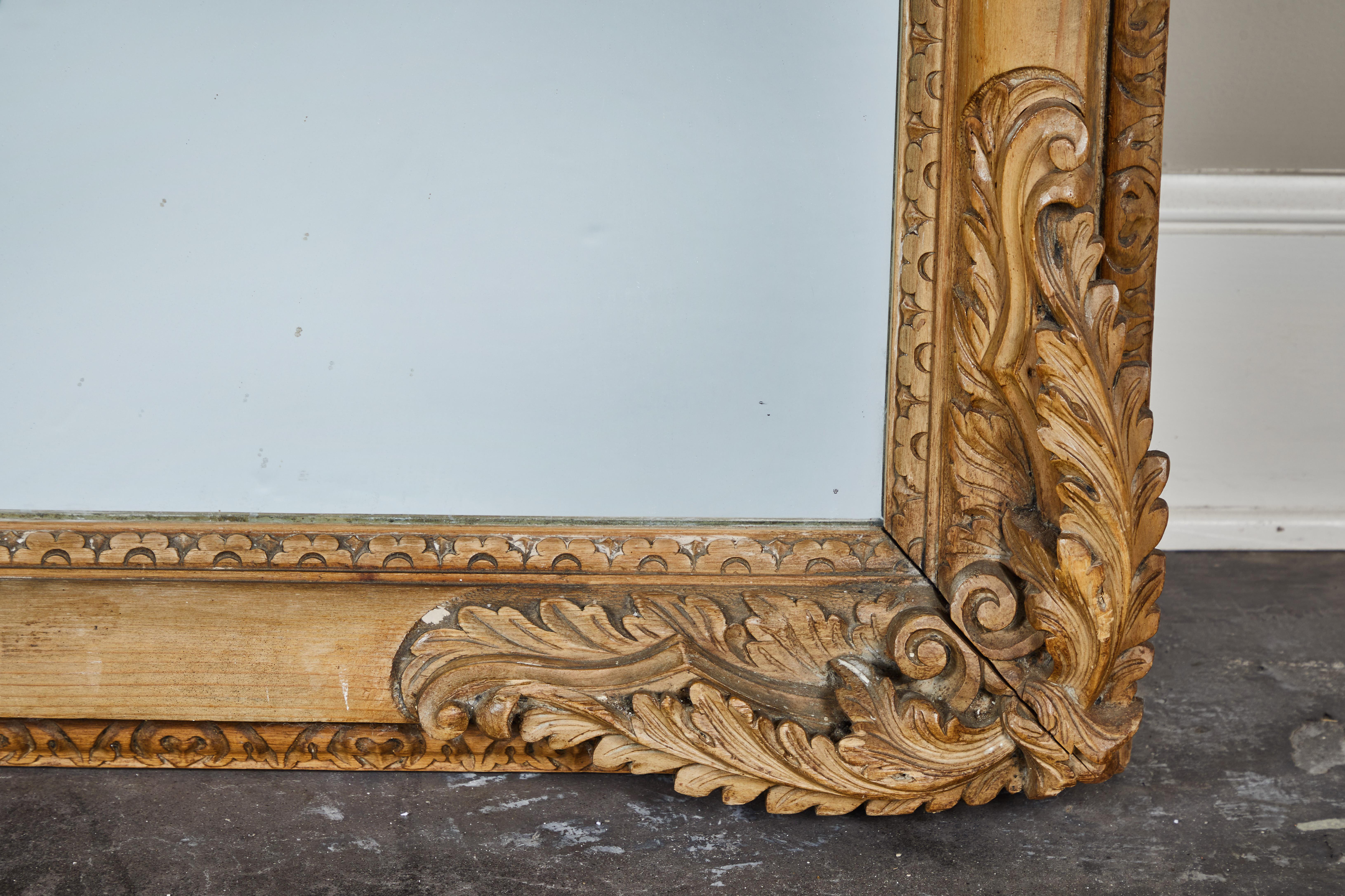 Français Miroir doré du 20e siècle avec détails de feuillage en vente