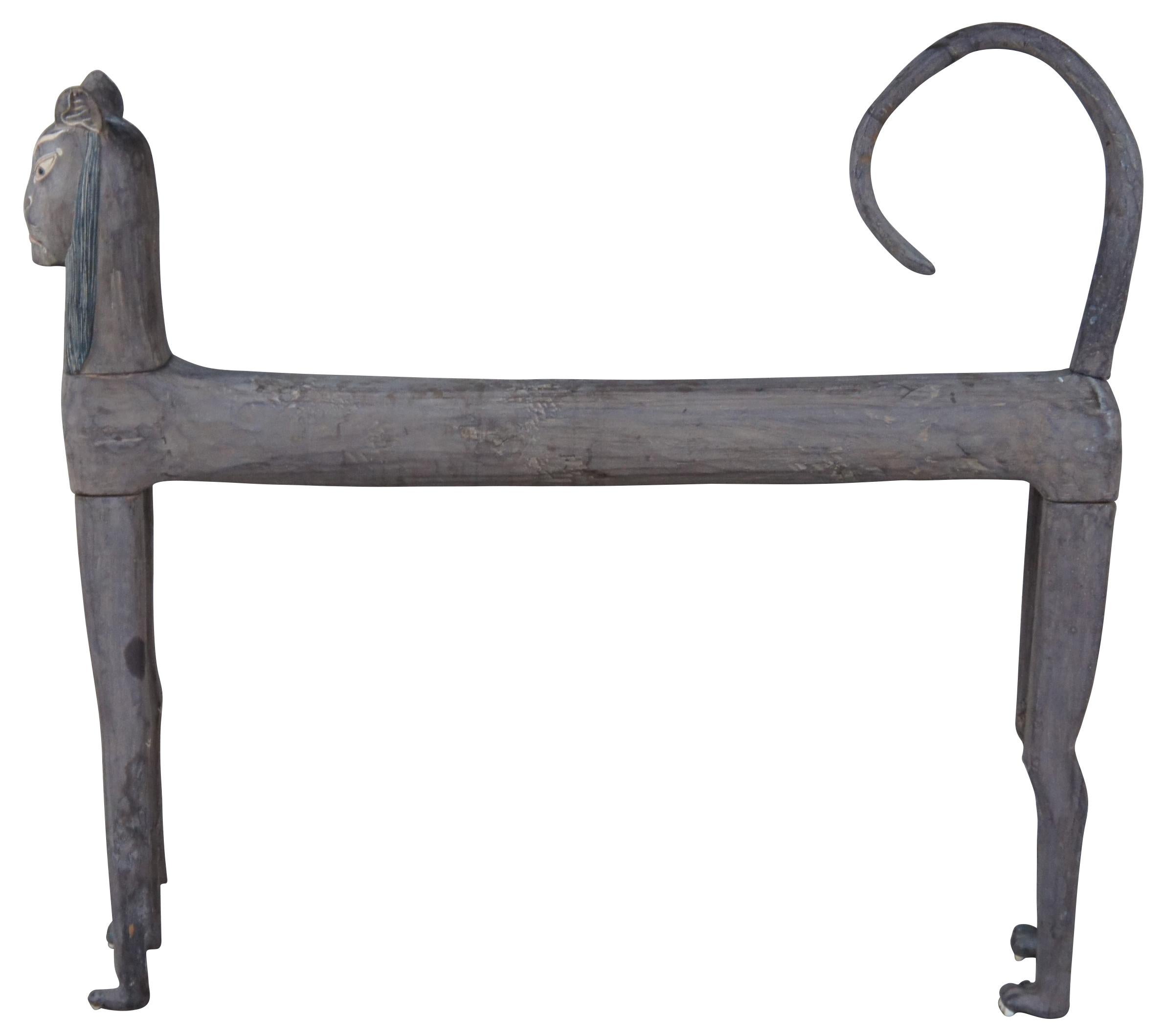 sculpture en bois d'art populaire du 20e siècle en forme de chat ou statue. Il présente une conception de type knockdown avec une forme élégante. Comprend des griffes pointues, une queue recourbée et un visage pharaonique peint à la main.  Mesure :