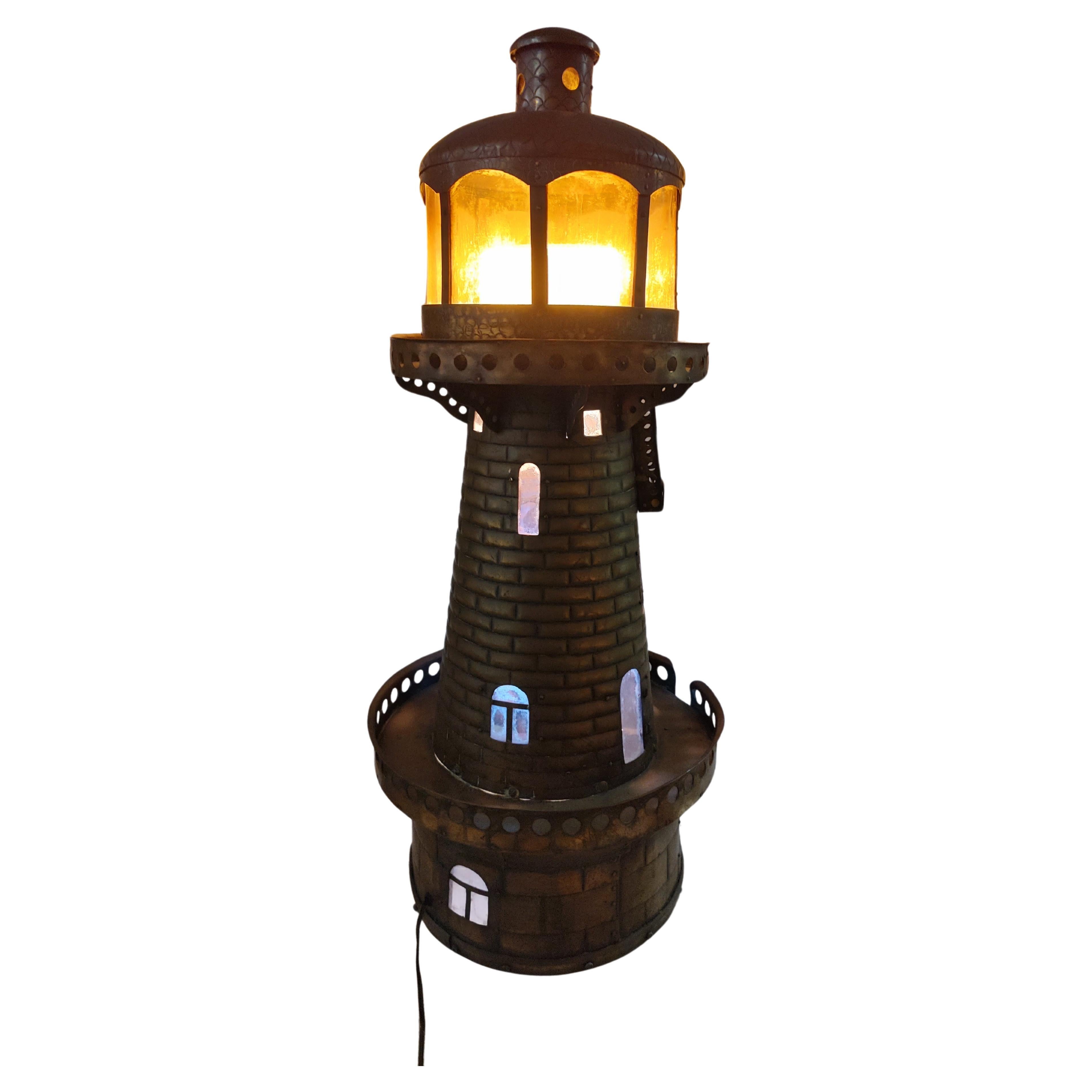 20ème siècle, lampe de table phare électrifiée en cuivre, fabriquée à la main.