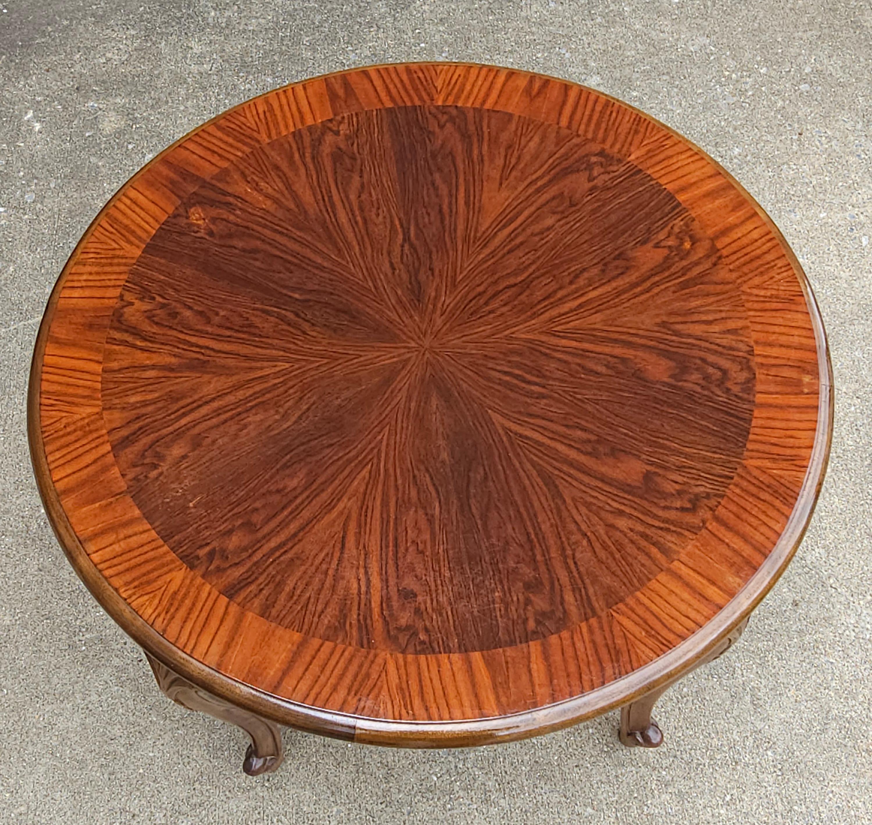 Ein sehr feiner handgefertigter Gueridon-Tisch aus brasilianischem Palisanderholz. Brasilianisches Palisanderholz ist eines der seltensten und begehrtesten Palisanderhölzer der Welt. Brasilianisches Palisanderholz ist bekannt für seine bunt