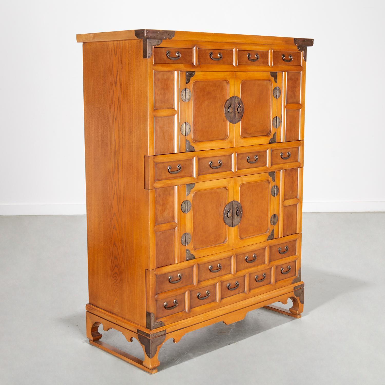 Cassapanca Tansu in stile coreano con supporti in ferro, 1965-1985 circa - Dalla Collection'S di Domingo

Un mobile tansu in stile coreano, sorprendente e funzionale, realizzato a metà o alla fine del XX secolo e composto da legni duri riccamente