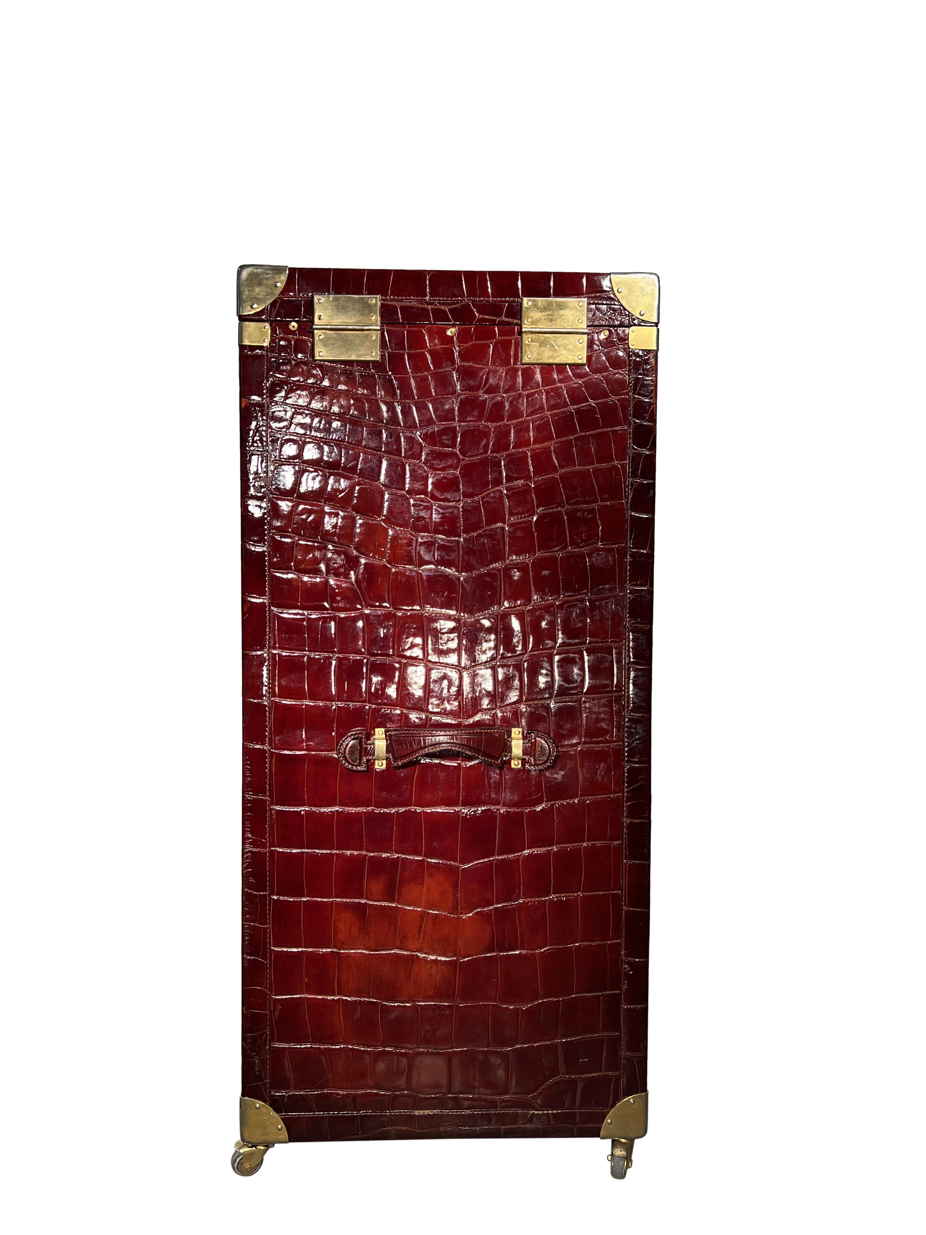 Grand coffre à oreilles vertical en cuir gaufré exotique du 20ème siècle en vente 3