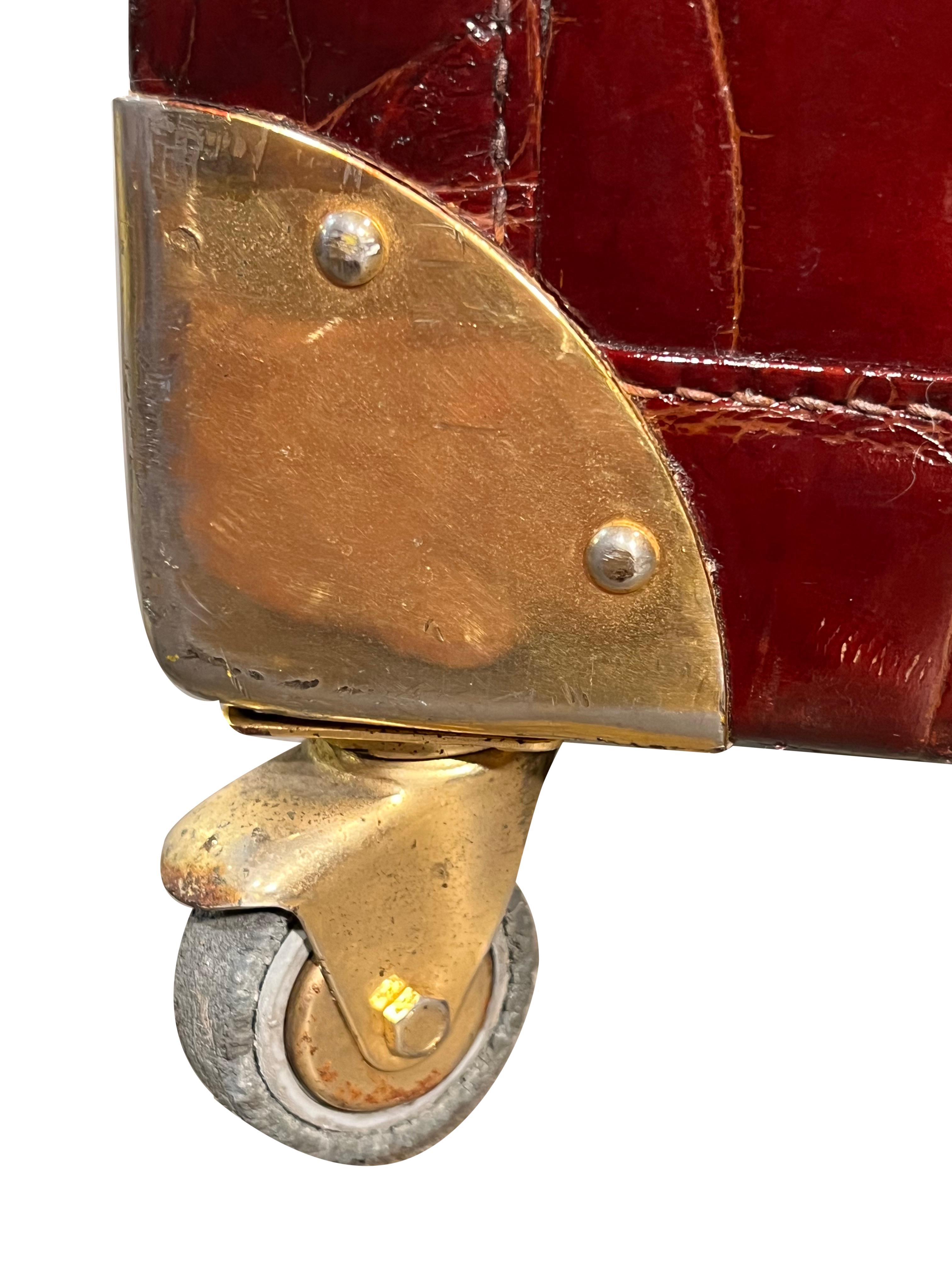 Embossé Grand coffre à oreilles vertical en cuir gaufré exotique du 20ème siècle en vente