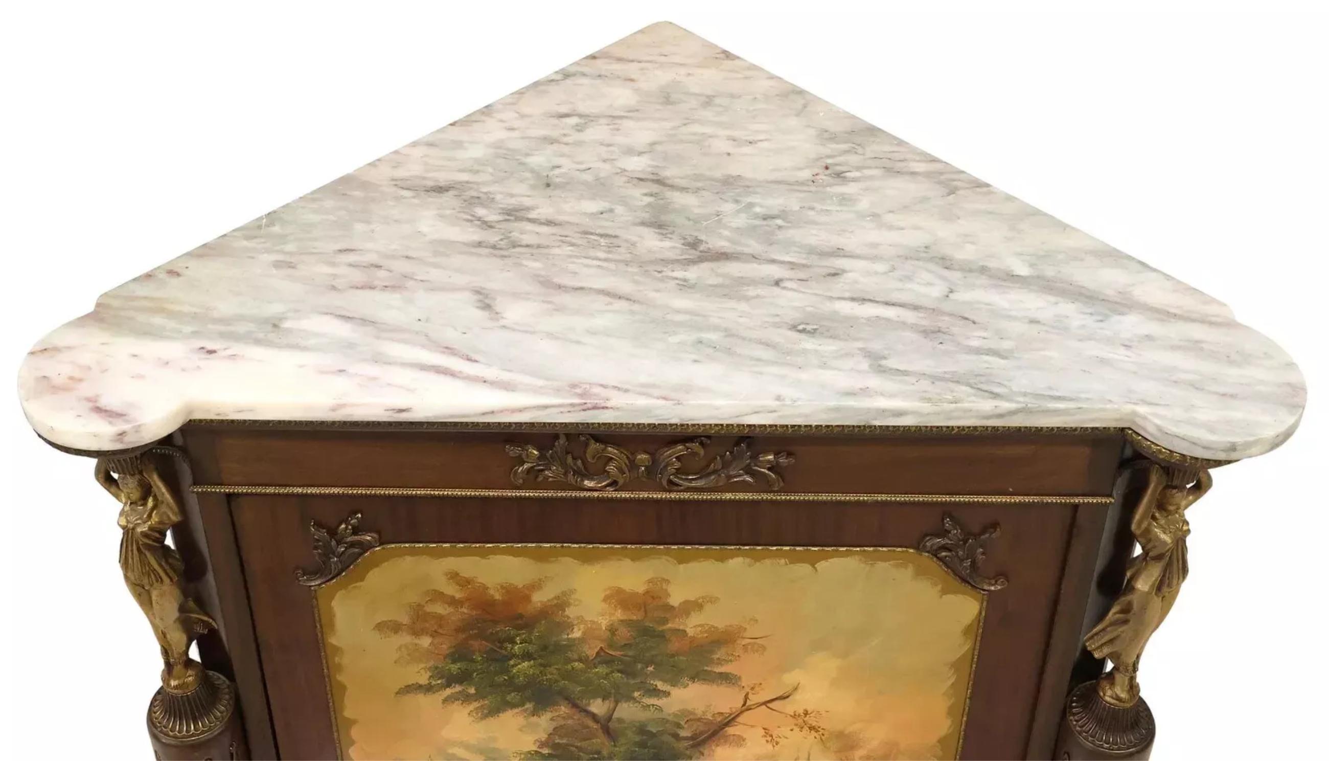 Affascinante mobile in mogano, ad angolo, in stile Luigi XV, 'Louis Martin', marmo, pannello con coppia che corteggia, metallo dorato, 1900, 20° secolo! 

Eleganza senza tempo con un mobile angolare in stile Luigi XV. Questo squisito pezzo,